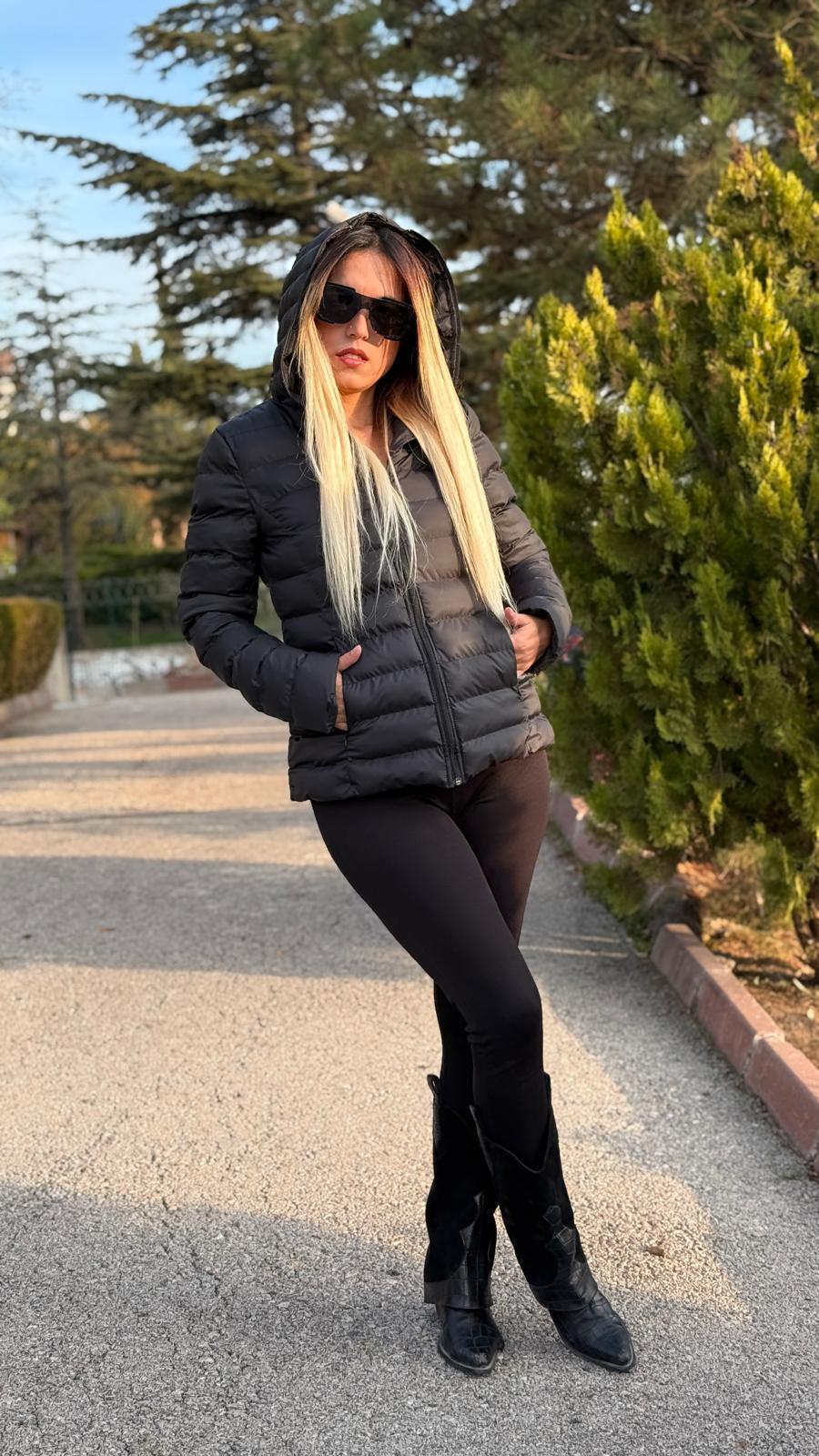 kapişonlu siyah şişme mont