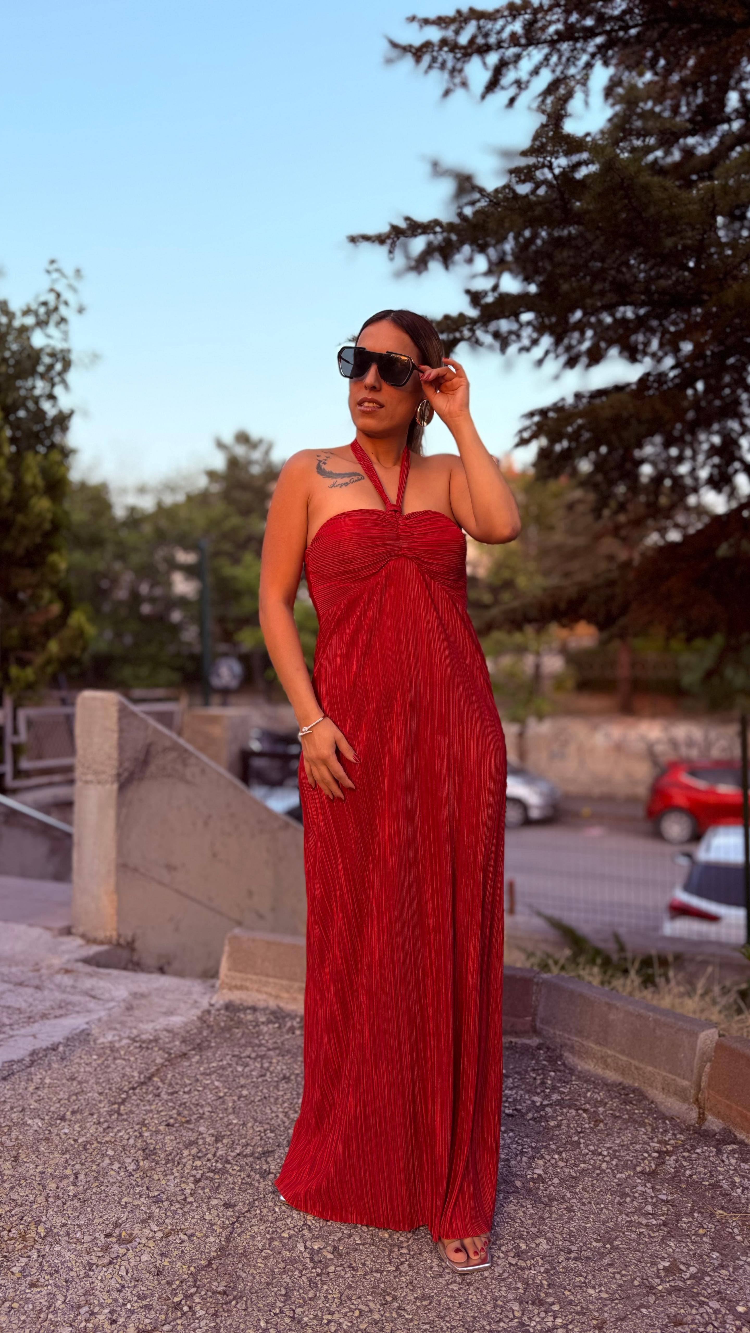 Kırmızı Saten Pilise Göğüs Kuplu Boyundan Bağlamalı Uzun Elbise