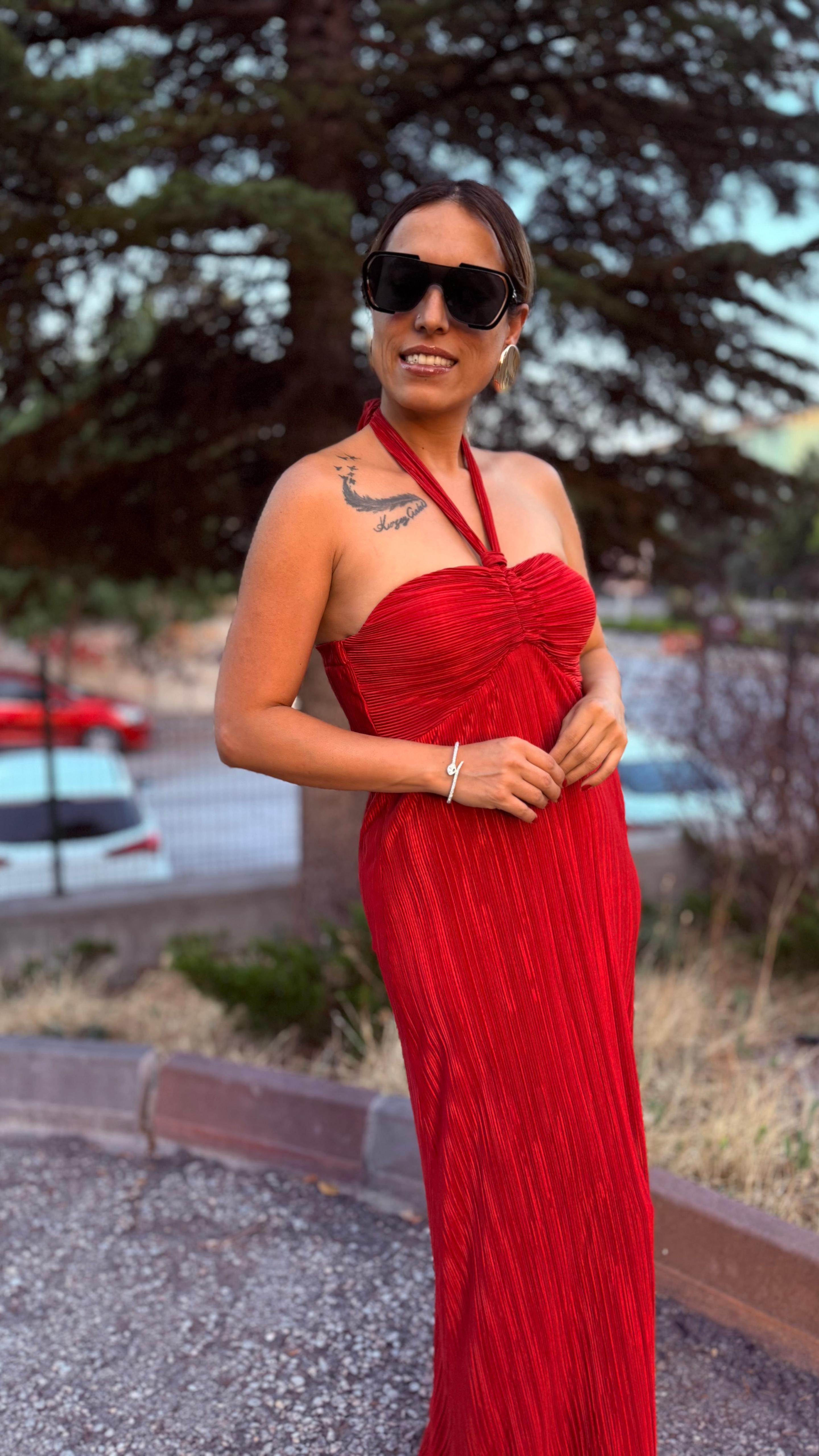 Kırmızı Saten Pilise Göğüs Kuplu Boyundan Bağlamalı Uzun Elbise