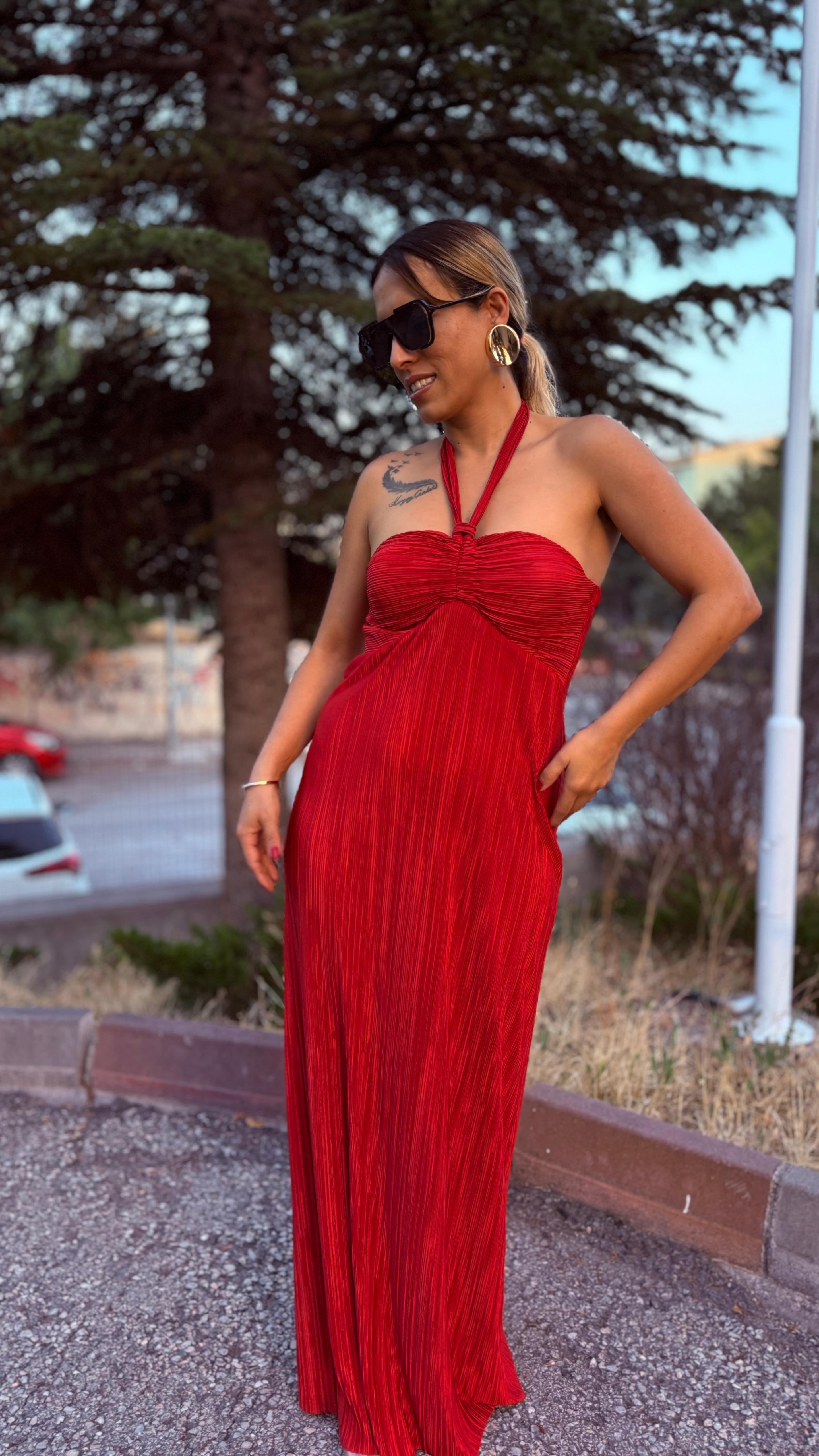 Kırmızı Saten Pilise Göğüs Kuplu Boyundan Bağlamalı Uzun Elbise