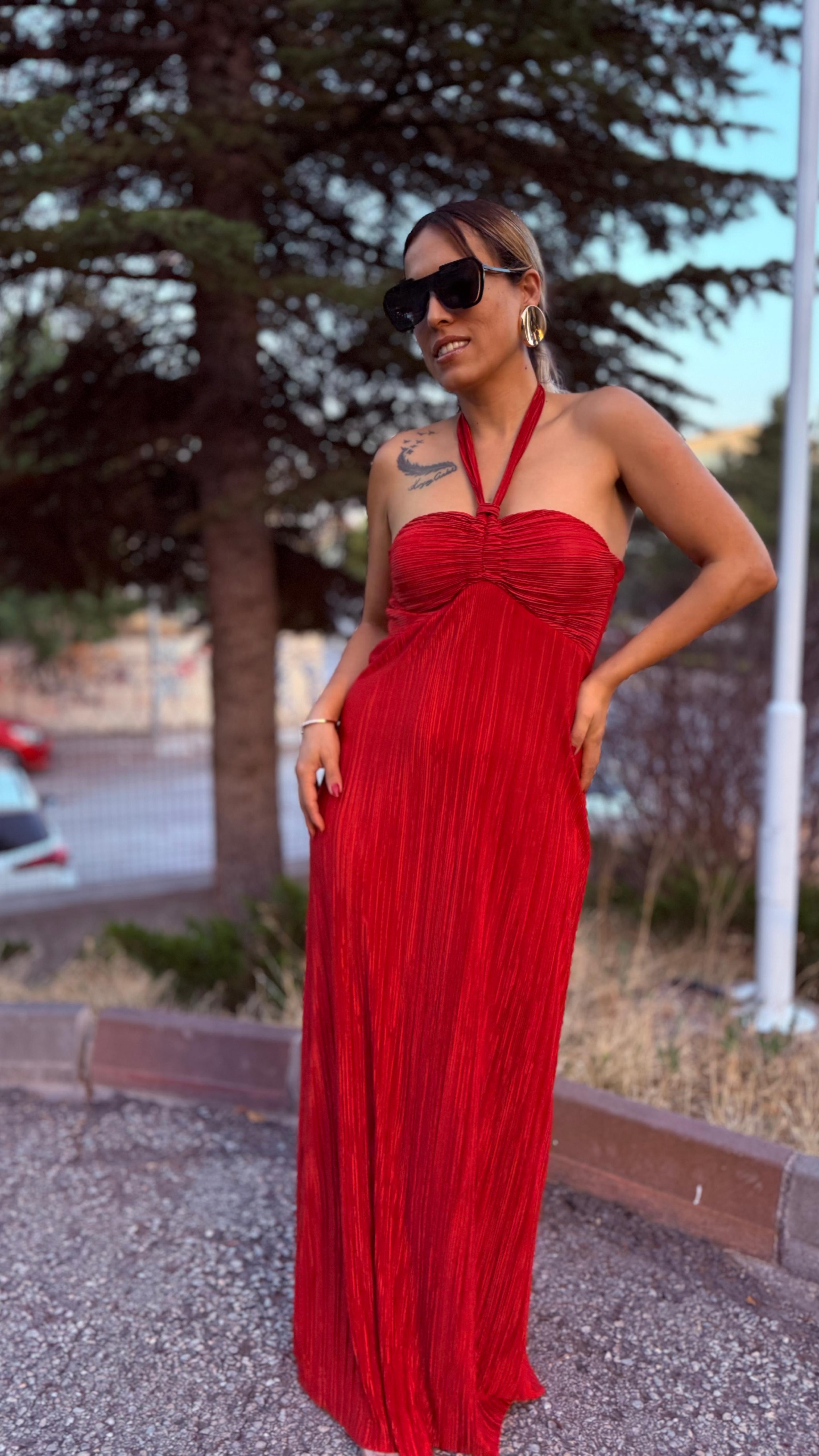 Kırmızı Saten Pilise Göğüs Kuplu Boyundan Bağlamalı Uzun Elbise