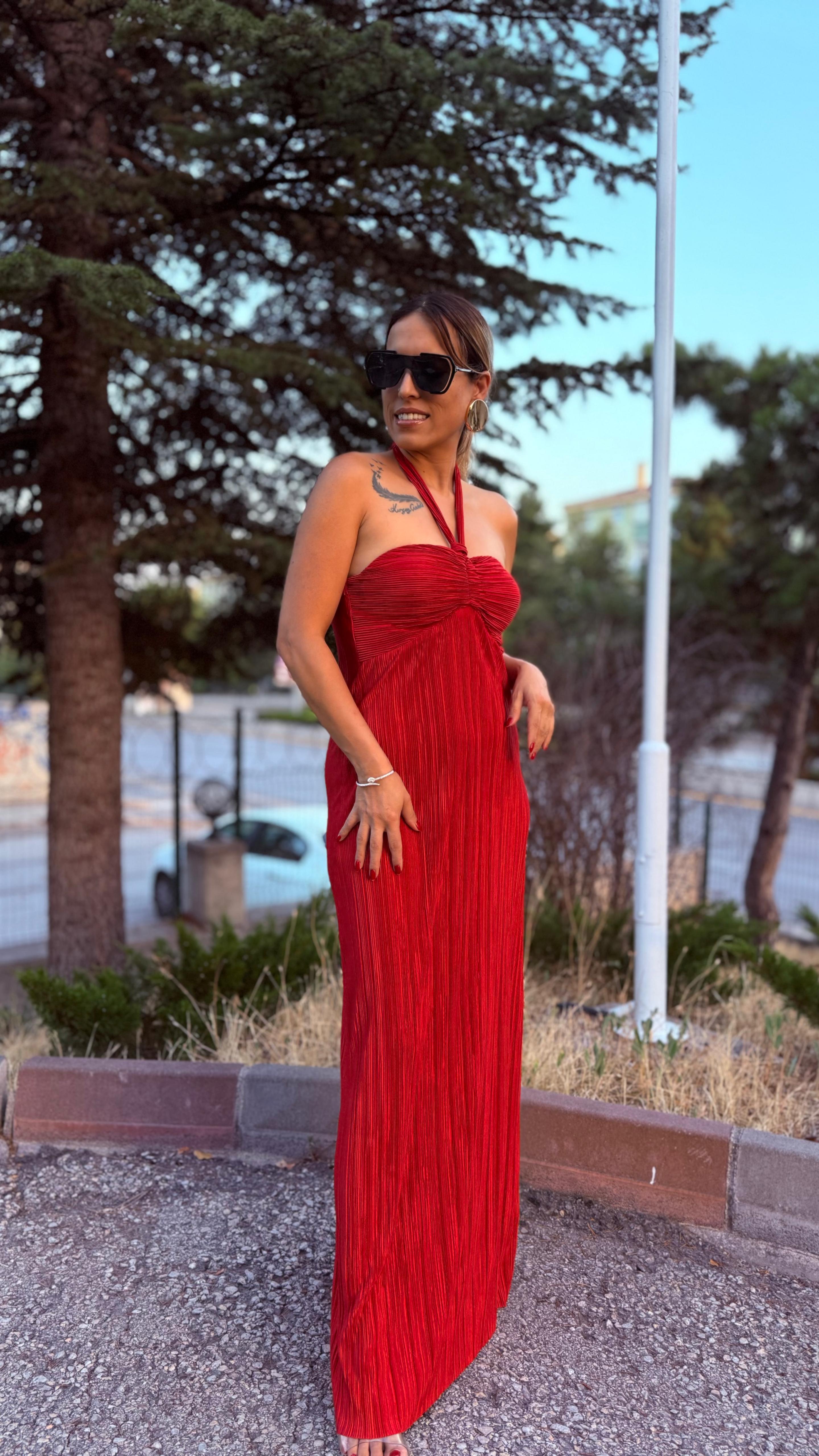 Kırmızı Saten Pilise Göğüs Kuplu Boyundan Bağlamalı Uzun Elbise