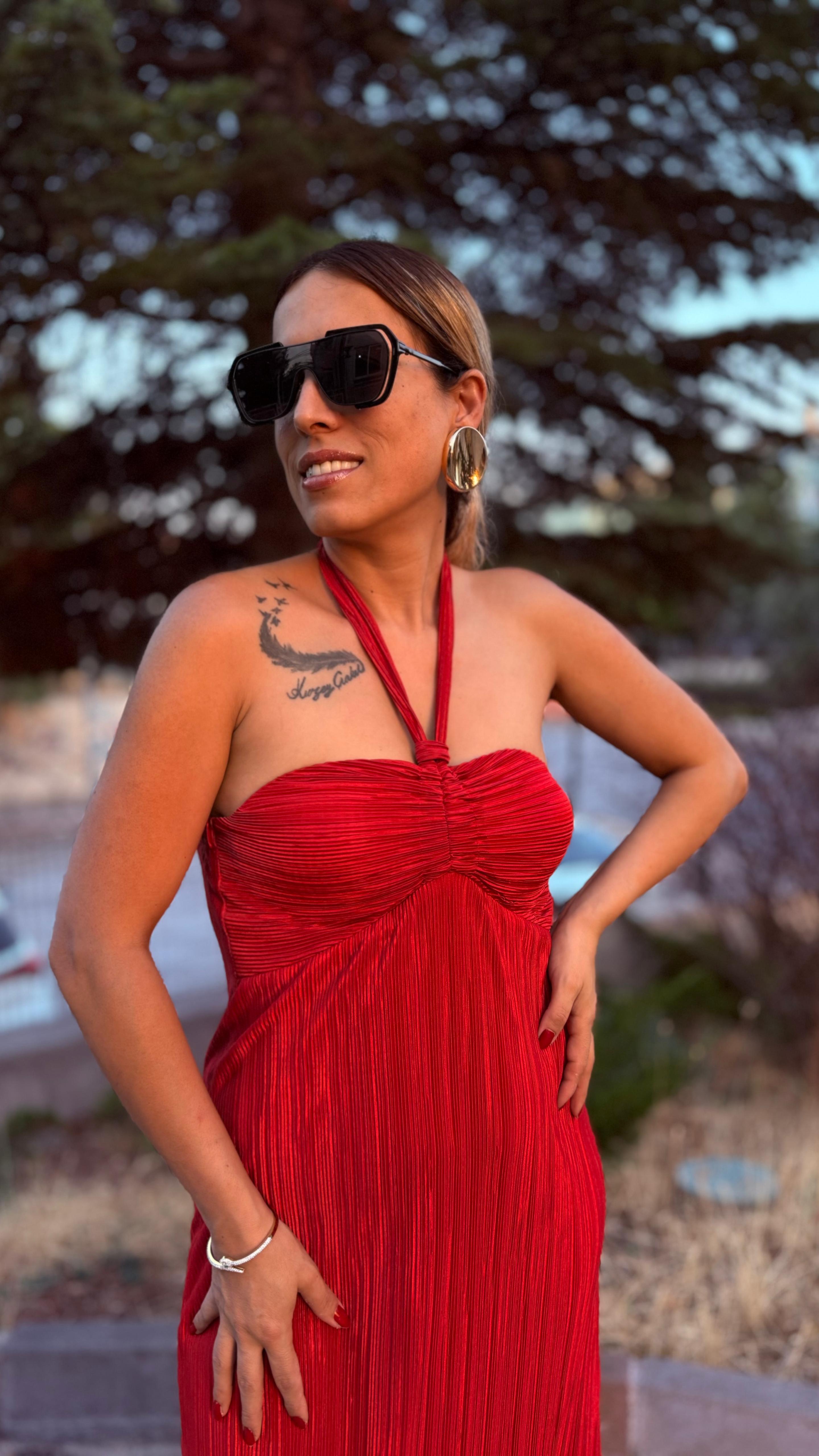 Kırmızı Saten Pilise Göğüs Kuplu Boyundan Bağlamalı Uzun Elbise