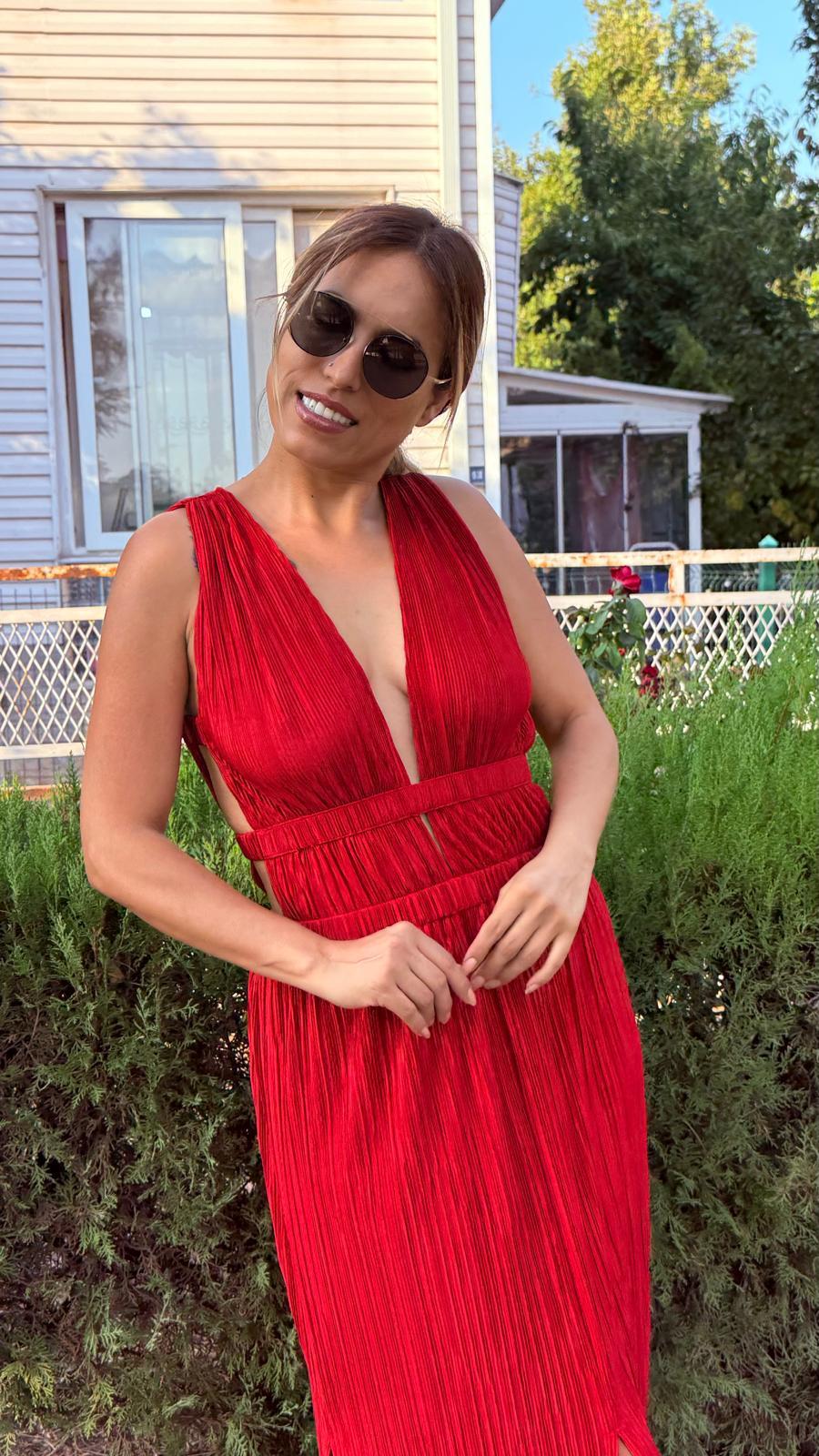 Kırmızı Saten Pilise Sırt Ve Göğüs Dekolteli Elbise