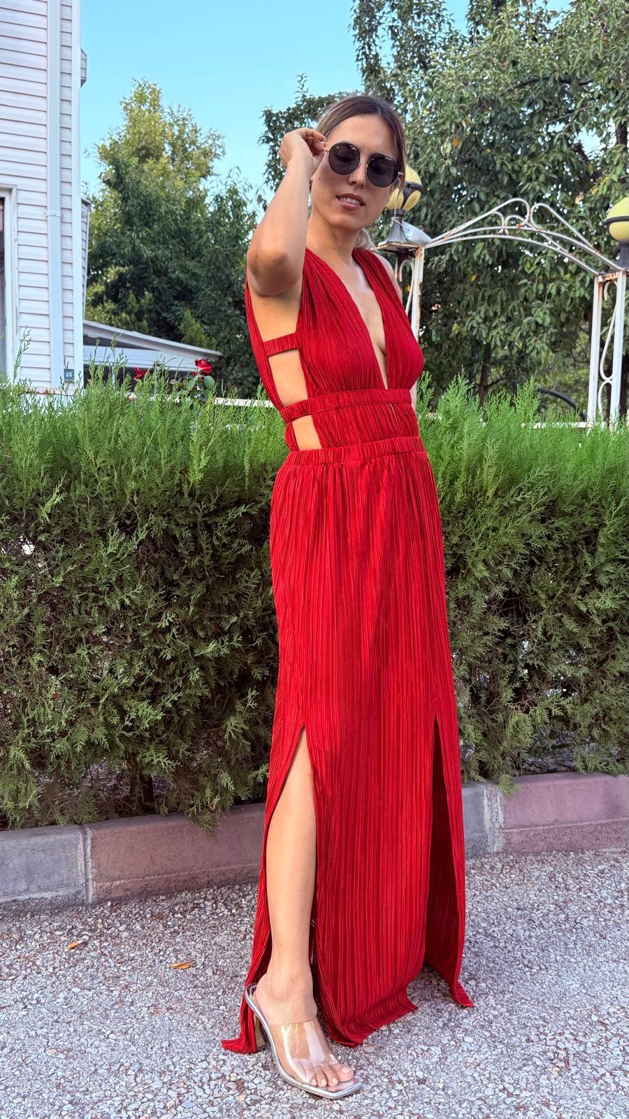 Kırmızı Saten Pilise Sırt Ve Göğüs Dekolteli Elbise