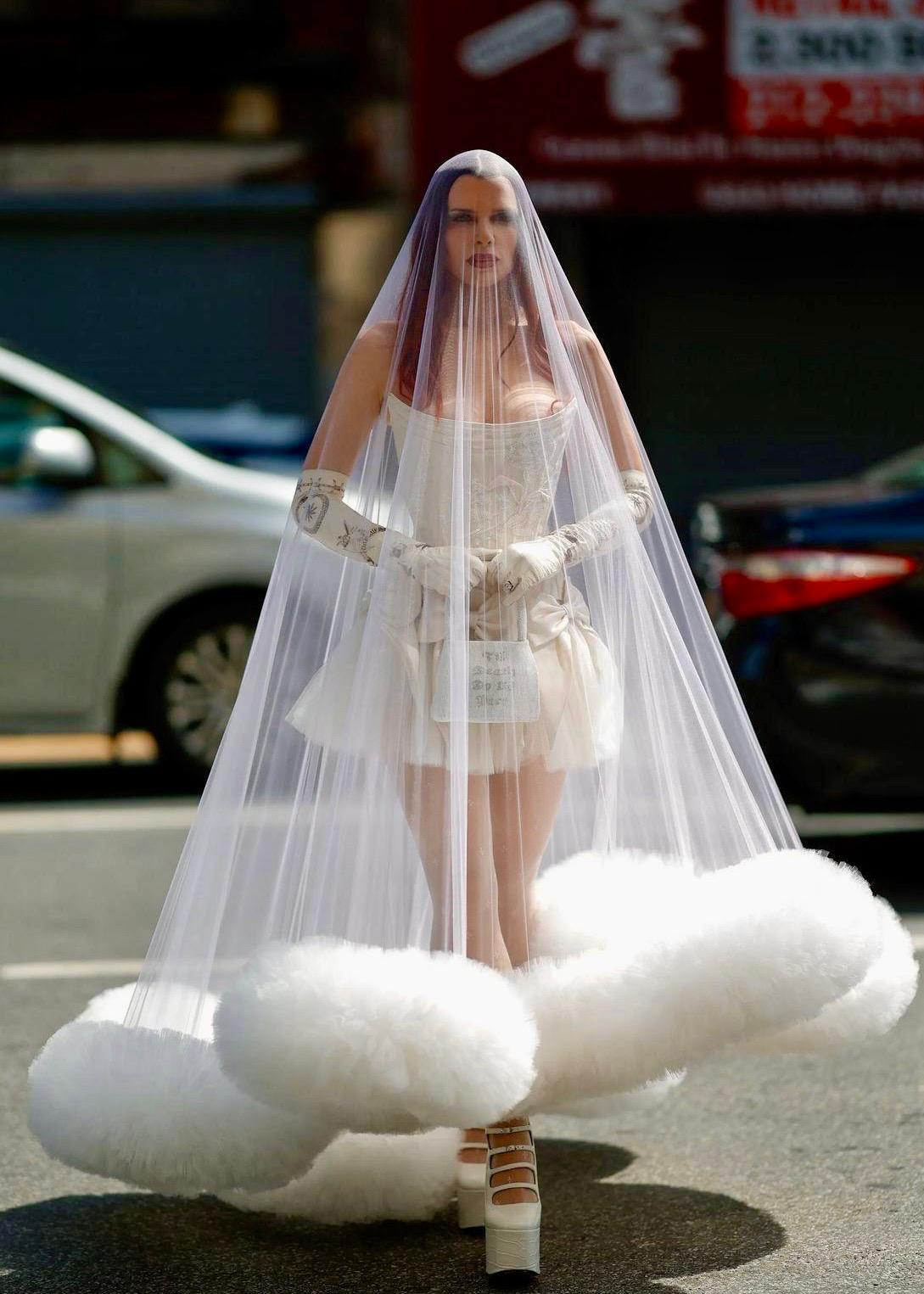 Krem Straplez Mini Hareketli Duvak Detaylı Sunset Reverie Gelinlik