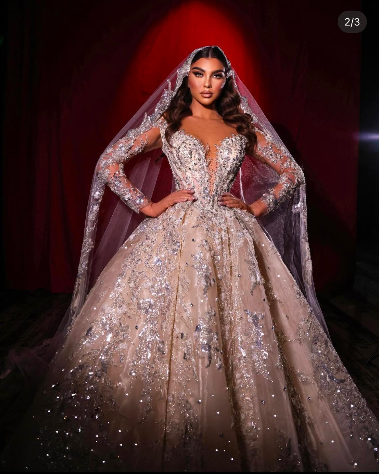 Krem Üzeri Gümüş Taş İşlemeli Göğüs Dekolteli Prenses Model Seraphina Gelinlik