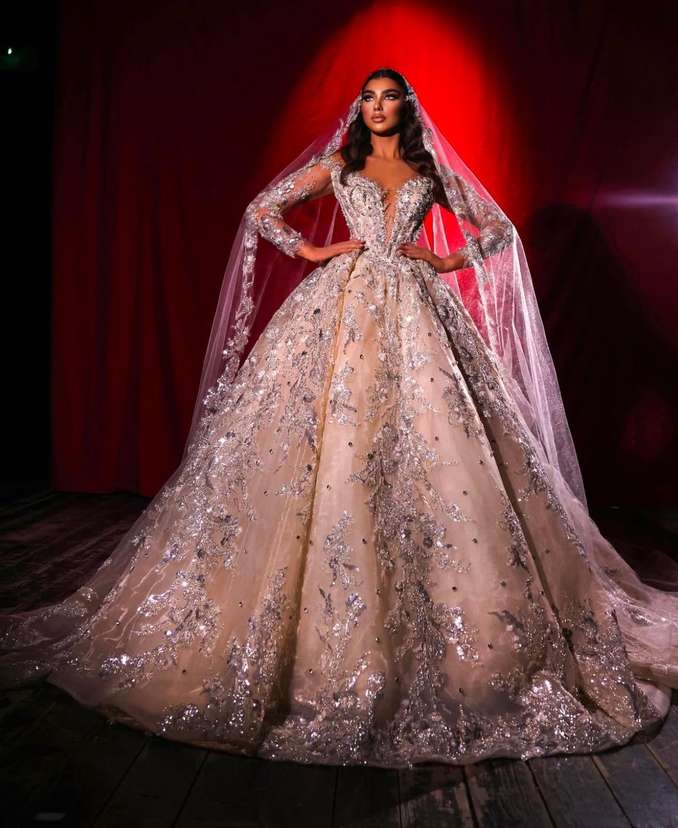 Krem Üzeri Gümüş Taş İşlemeli Göğüs Dekolteli Prenses Model Seraphina Gelinlik