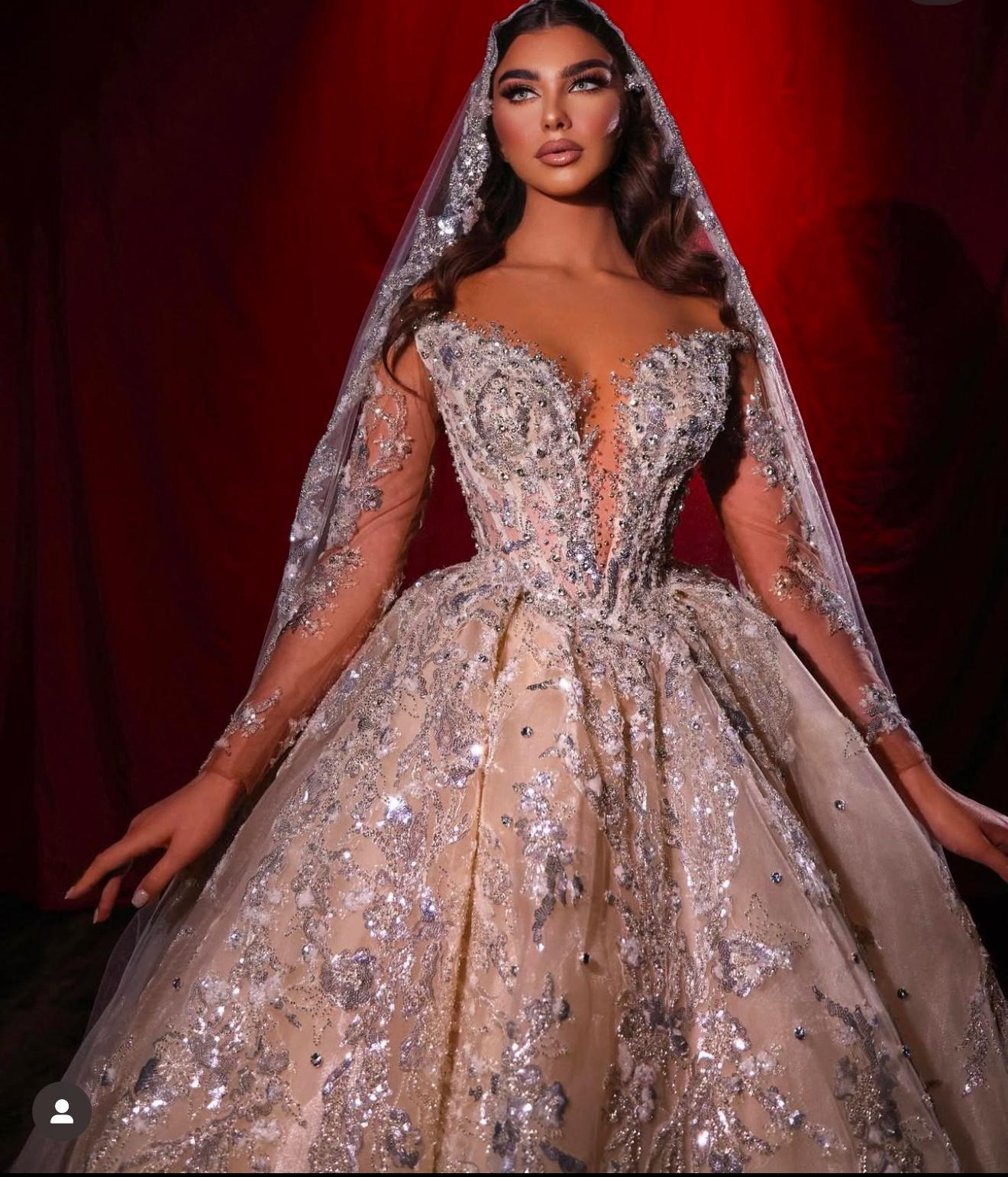 Krem Üzeri Gümüş Taş İşlemeli Göğüs Dekolteli Prenses Model Seraphina Gelinlik