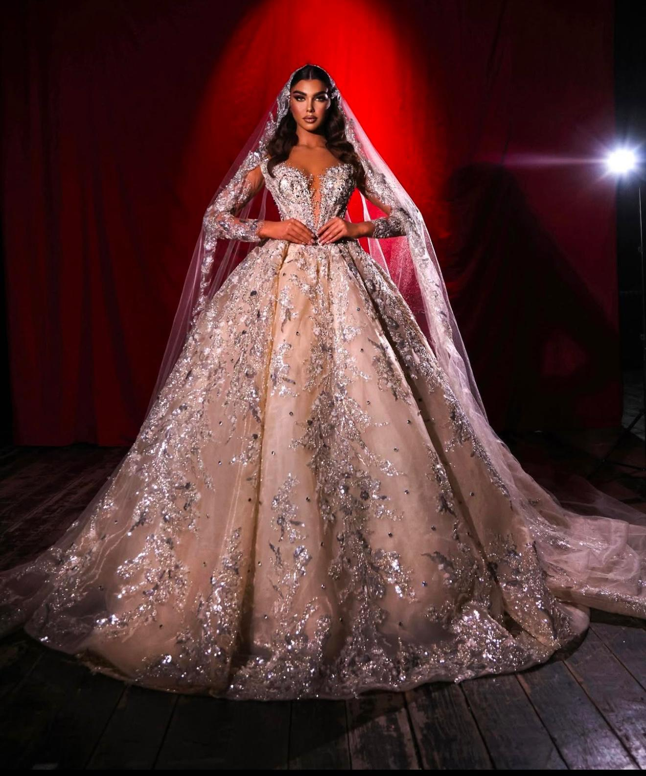 Krem Üzeri Gümüş Taş İşlemeli Göğüs Dekolteli Prenses Model Seraphina Gelinlik