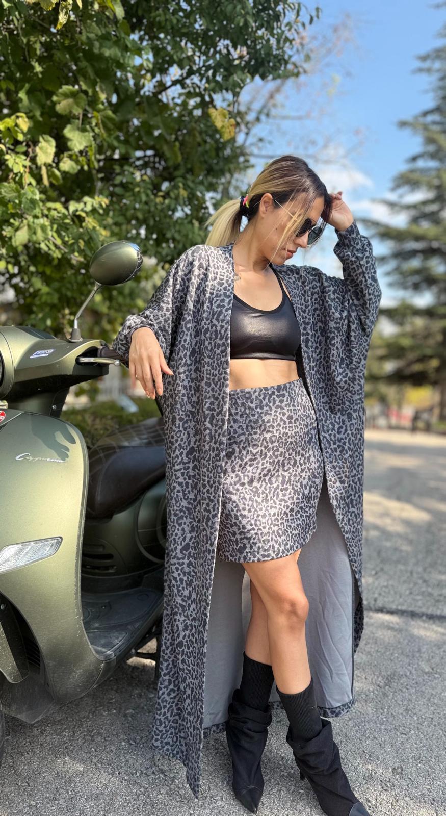 leopar desenli hırka etek takım