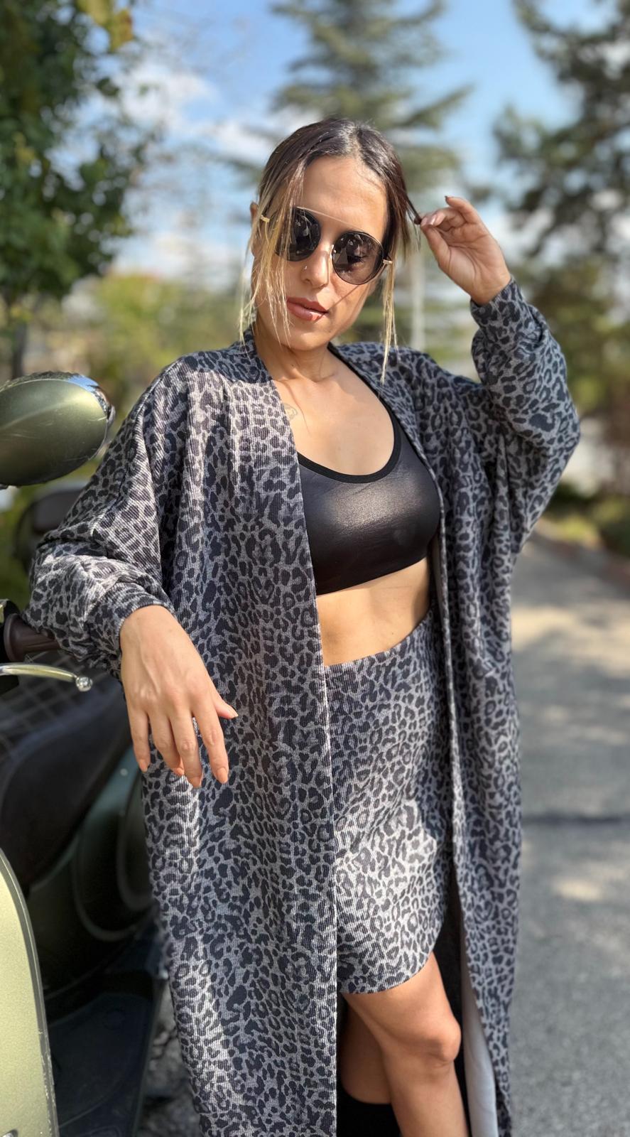 leopar desenli hırka etek takım