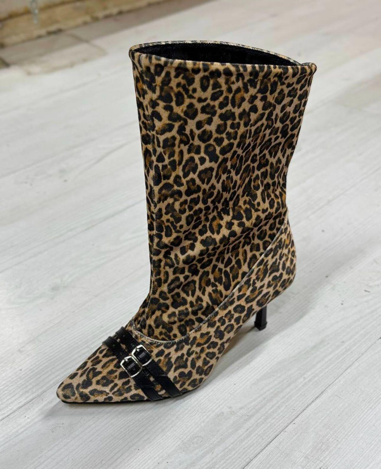 Leopar Sivri Burun Toka Detaylı Bot