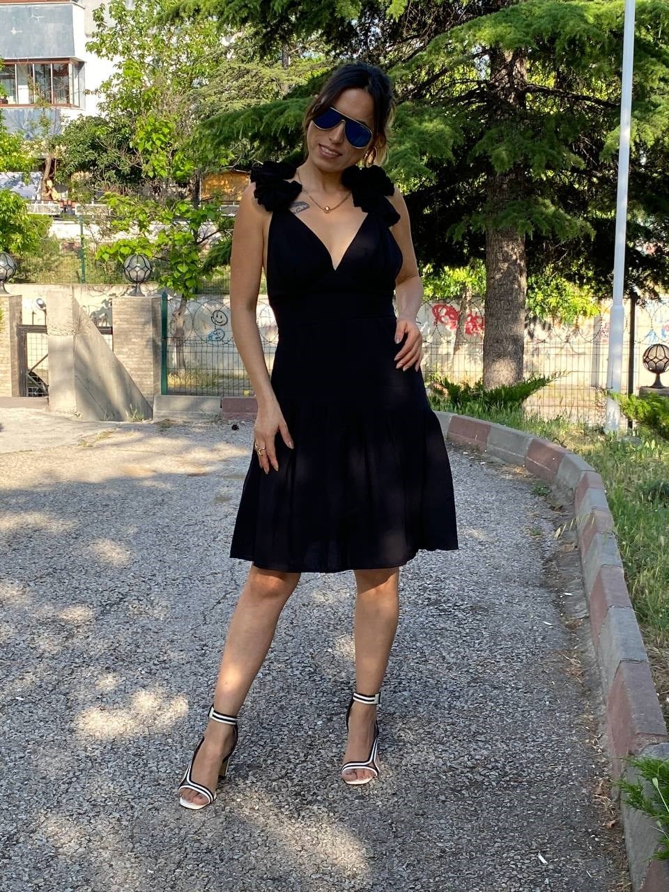 omuz çiçekli mini elbise