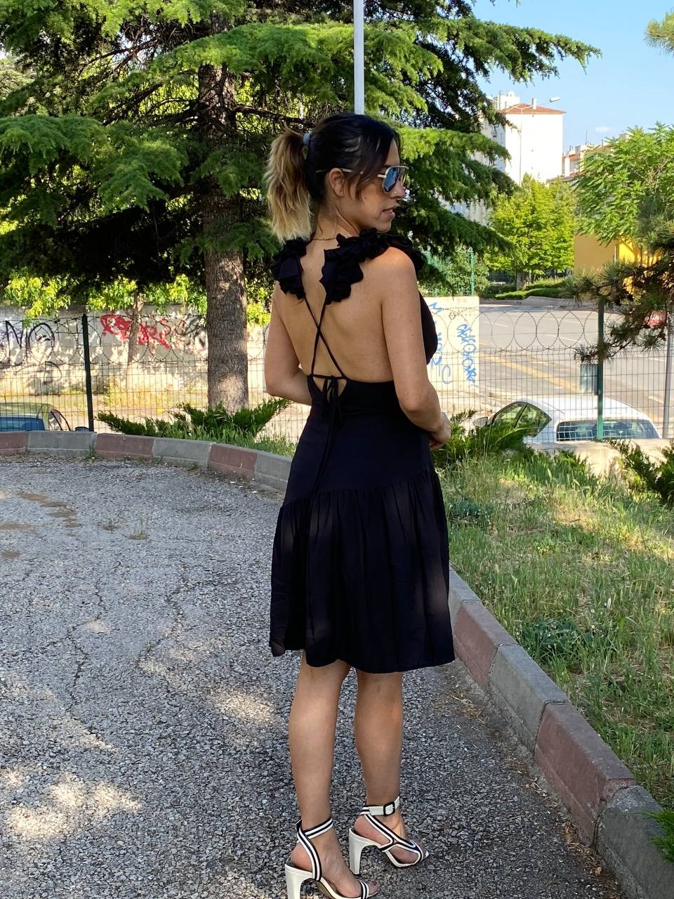 omuz çiçekli mini elbise