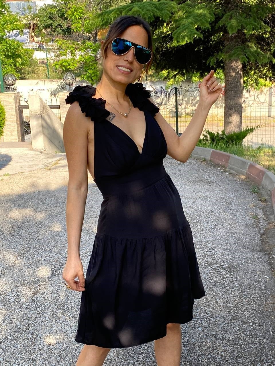 omuz çiçekli mini elbise