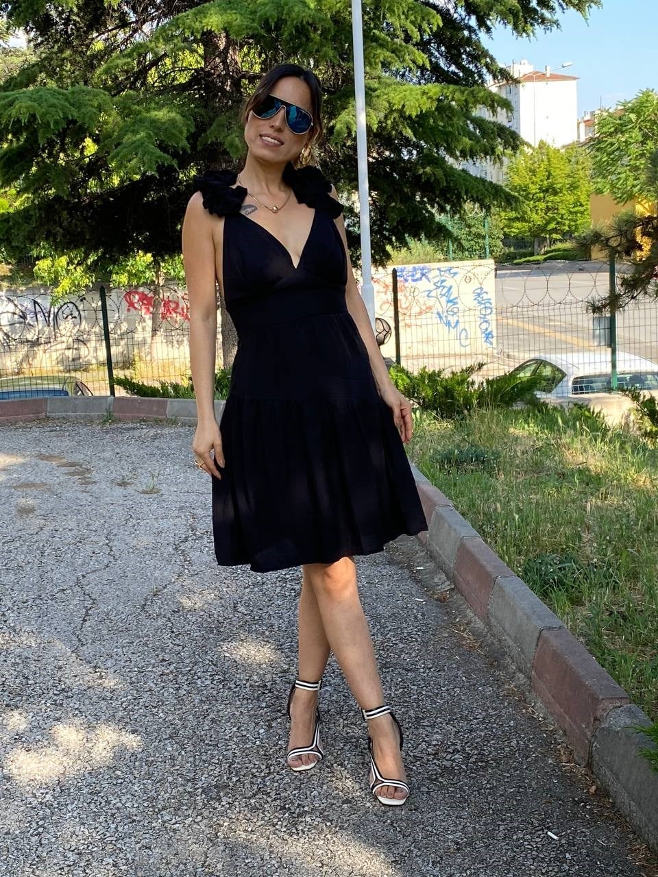 omuz çiçekli mini elbise
