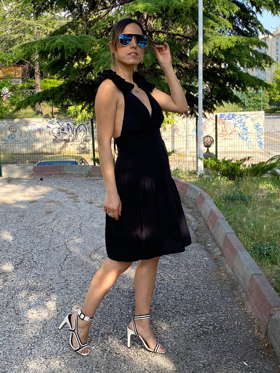 omuz çiçekli mini elbise