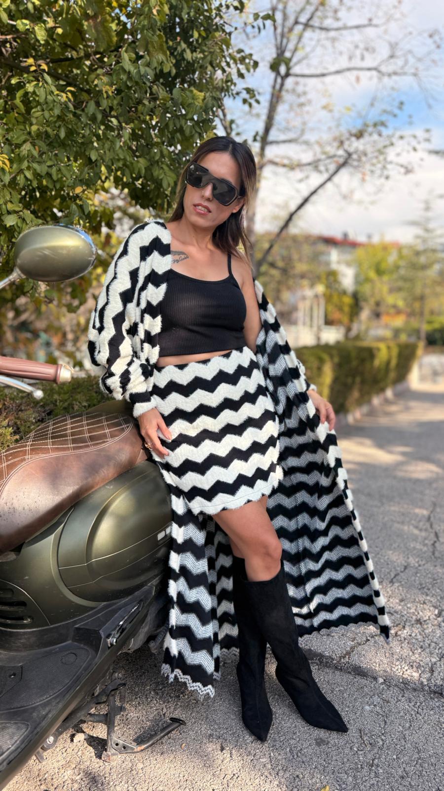 siyah beyaz desenli triko mini etek