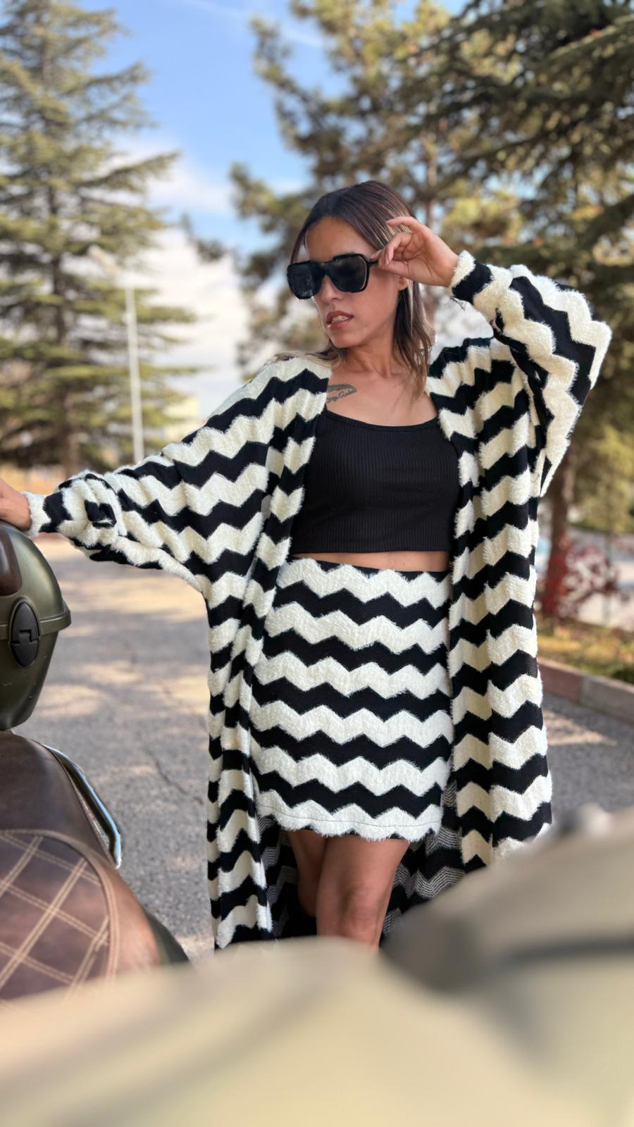 siyah beyaz desenli triko mini etek