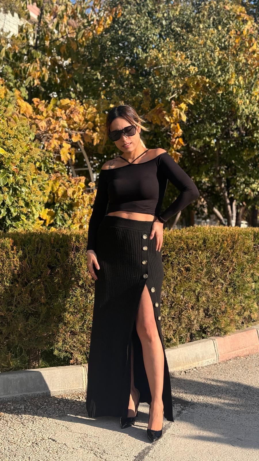 Siyah Düğmeli Triko Etek
