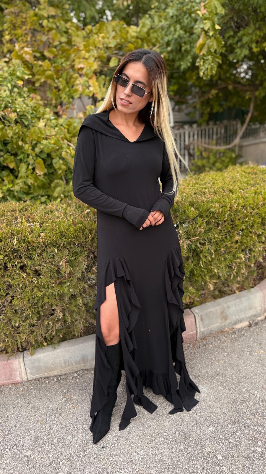 siyah kapişonlu volanlı tasarım elbise
