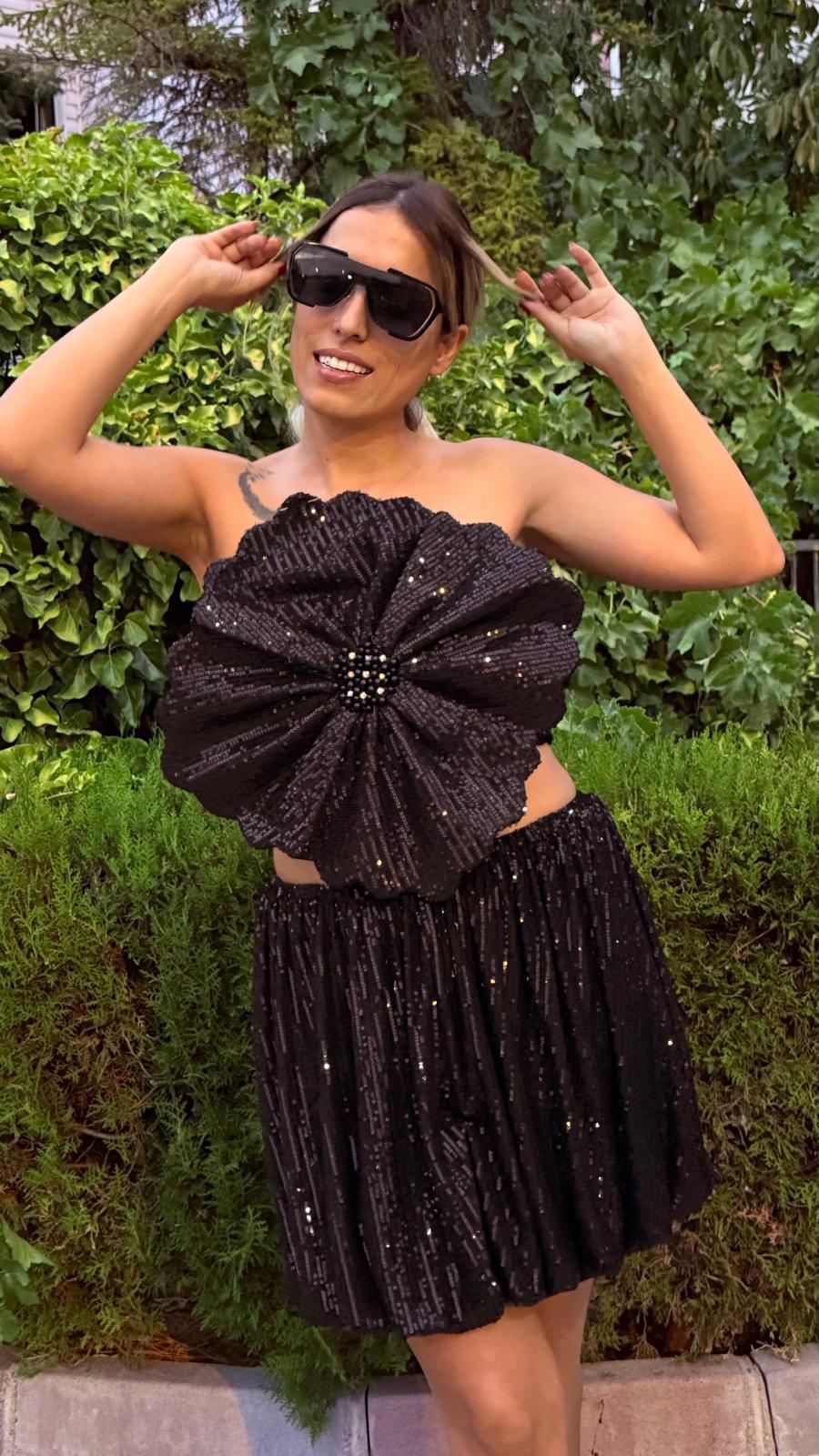 Siyah Payetli Üç Boyutlu Gül Detaylı Bluz