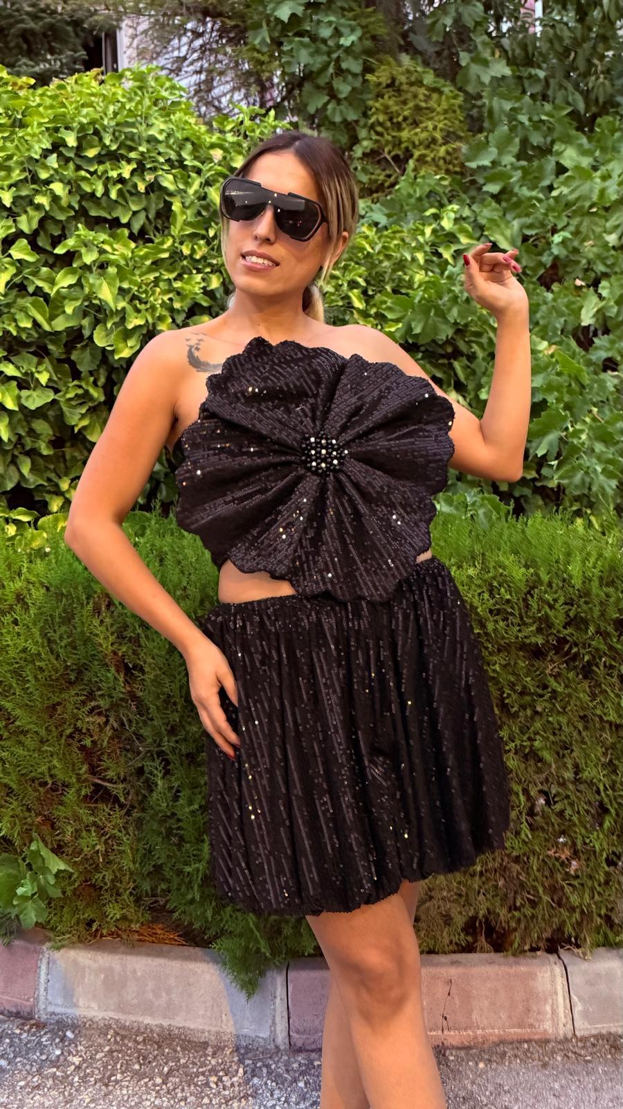 Siyah Payetli Üç Boyutlu Gül Detaylı Bluz