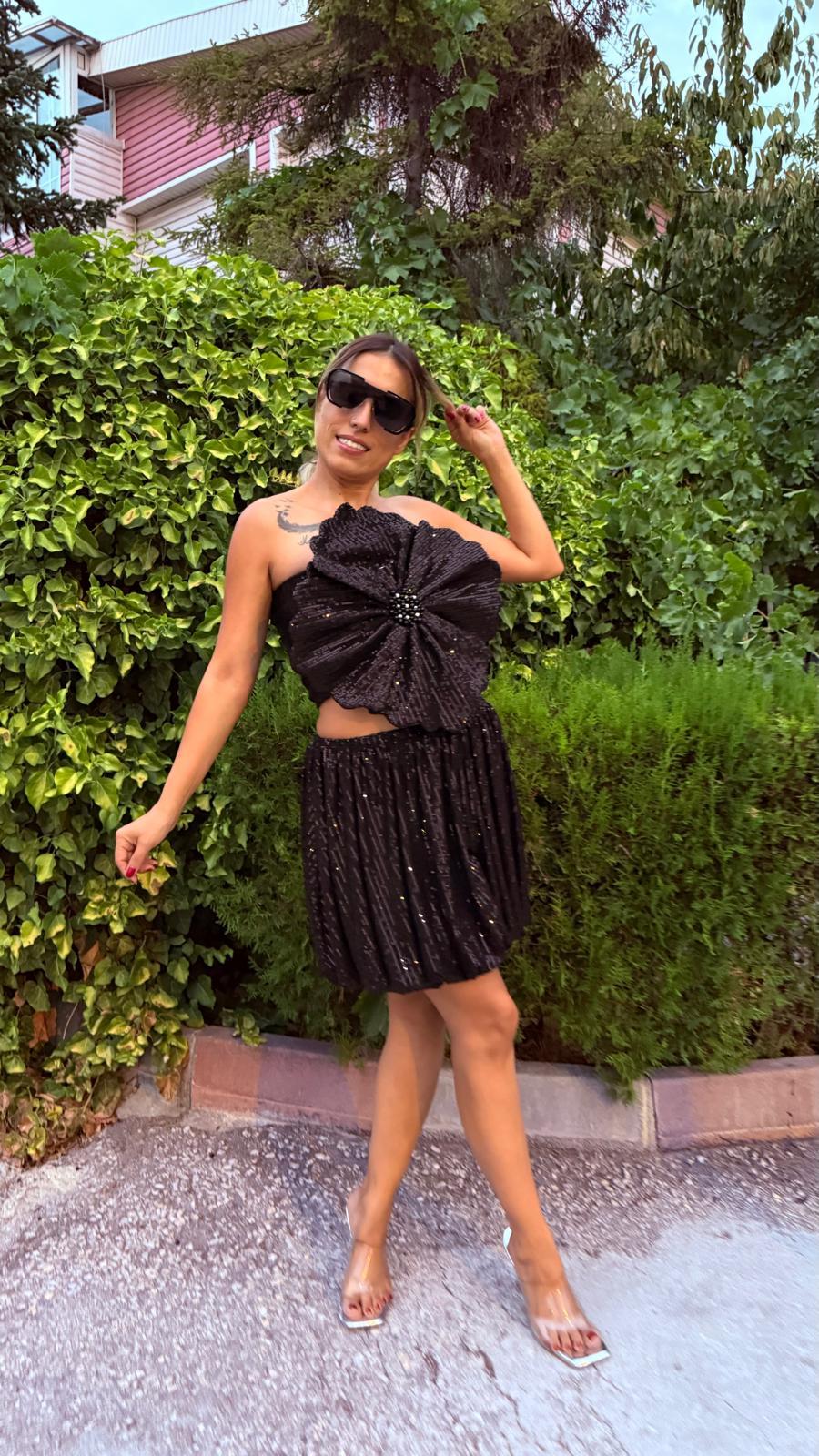 Siyah Payetli Üç Boyutlu Gül Detaylı Bluz