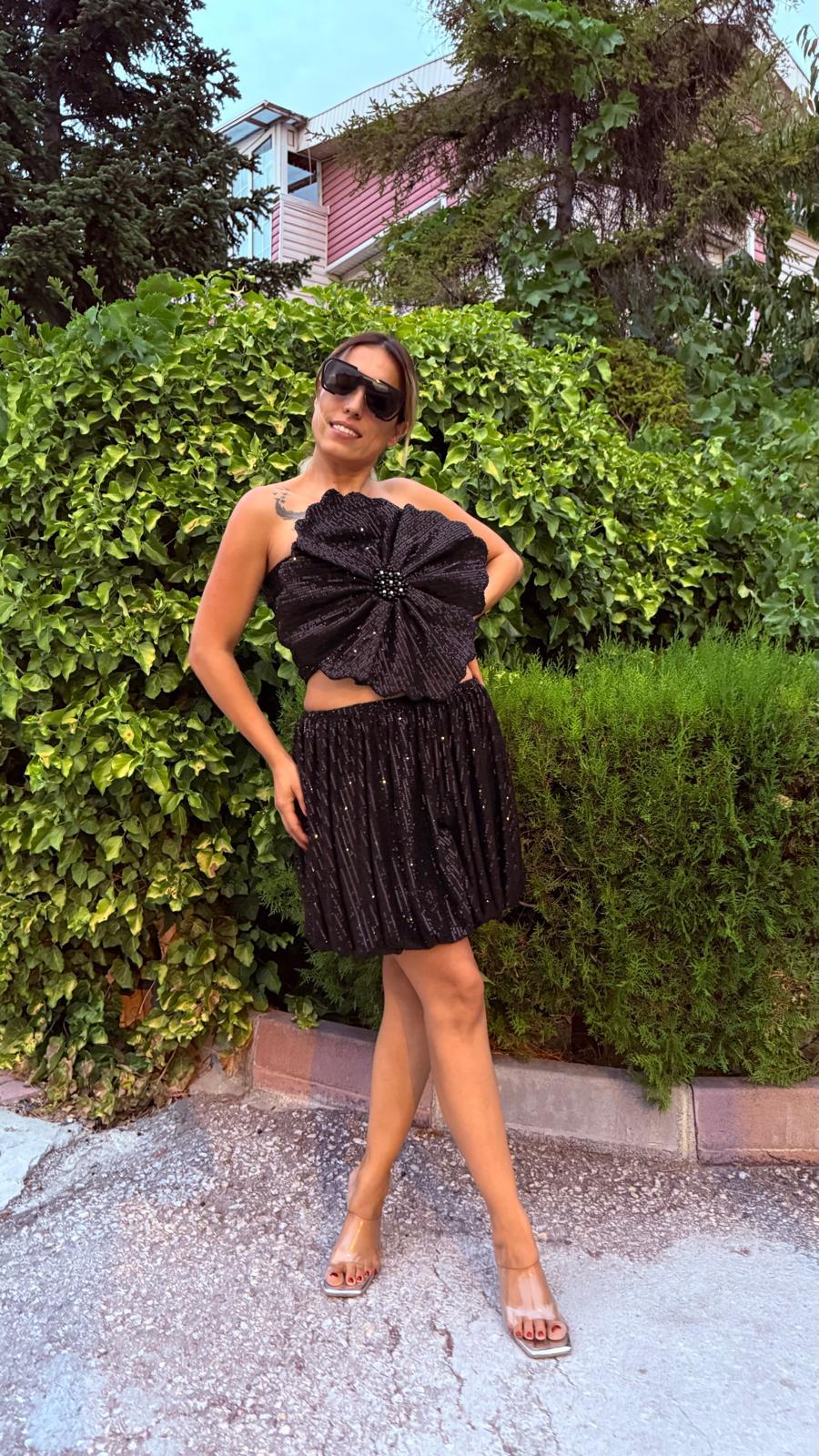 Siyah Payetli Üç Boyutlu Gül Detaylı Bluz