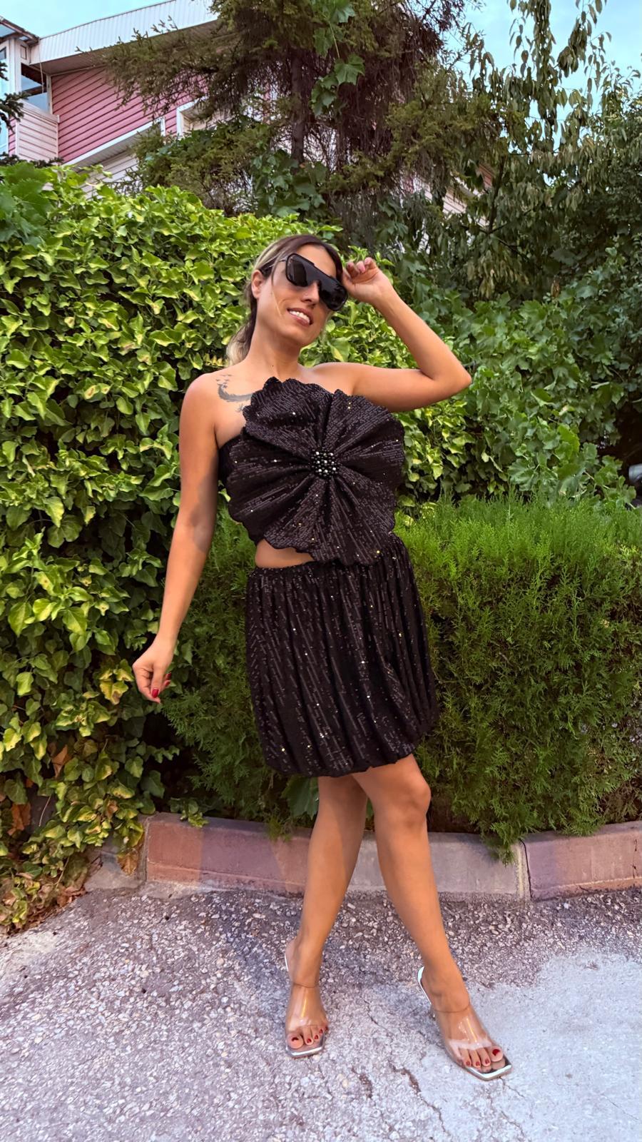 Siyah Payetli Üç Boyutlu Gül Detaylı Bluz