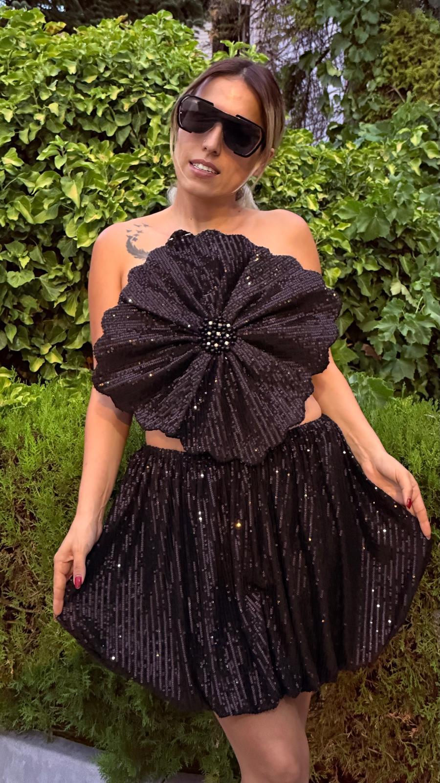 Siyah Payetli Üç Boyutlu Gül Detaylı Bluz