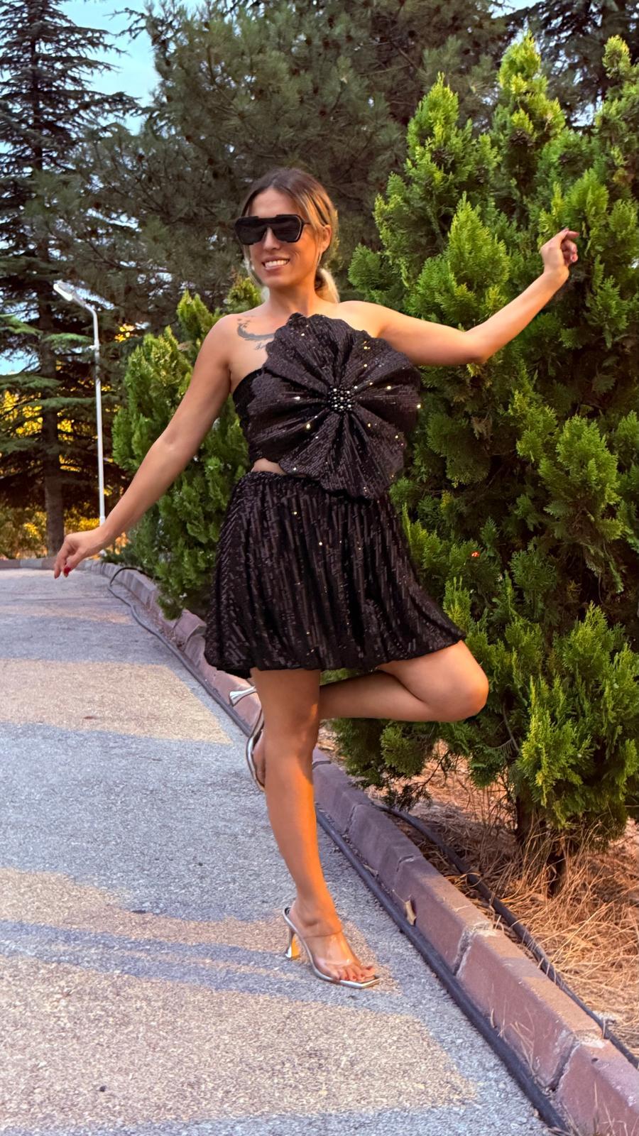 Siyah Payetli Üç Boyutlu Gül Detaylı Bluz