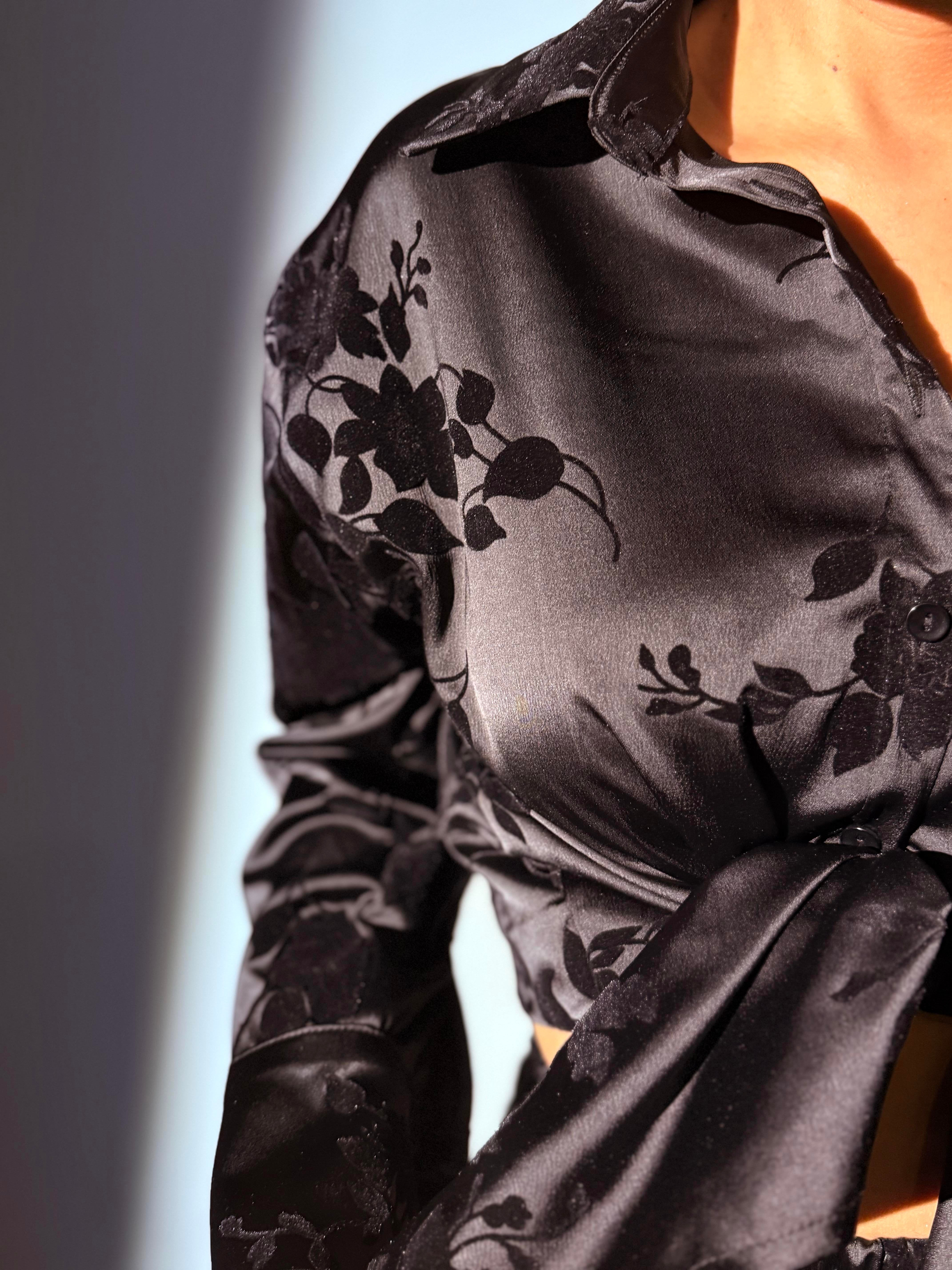 Siyah Saten Kumaş Çiçek Desenli Gömlek