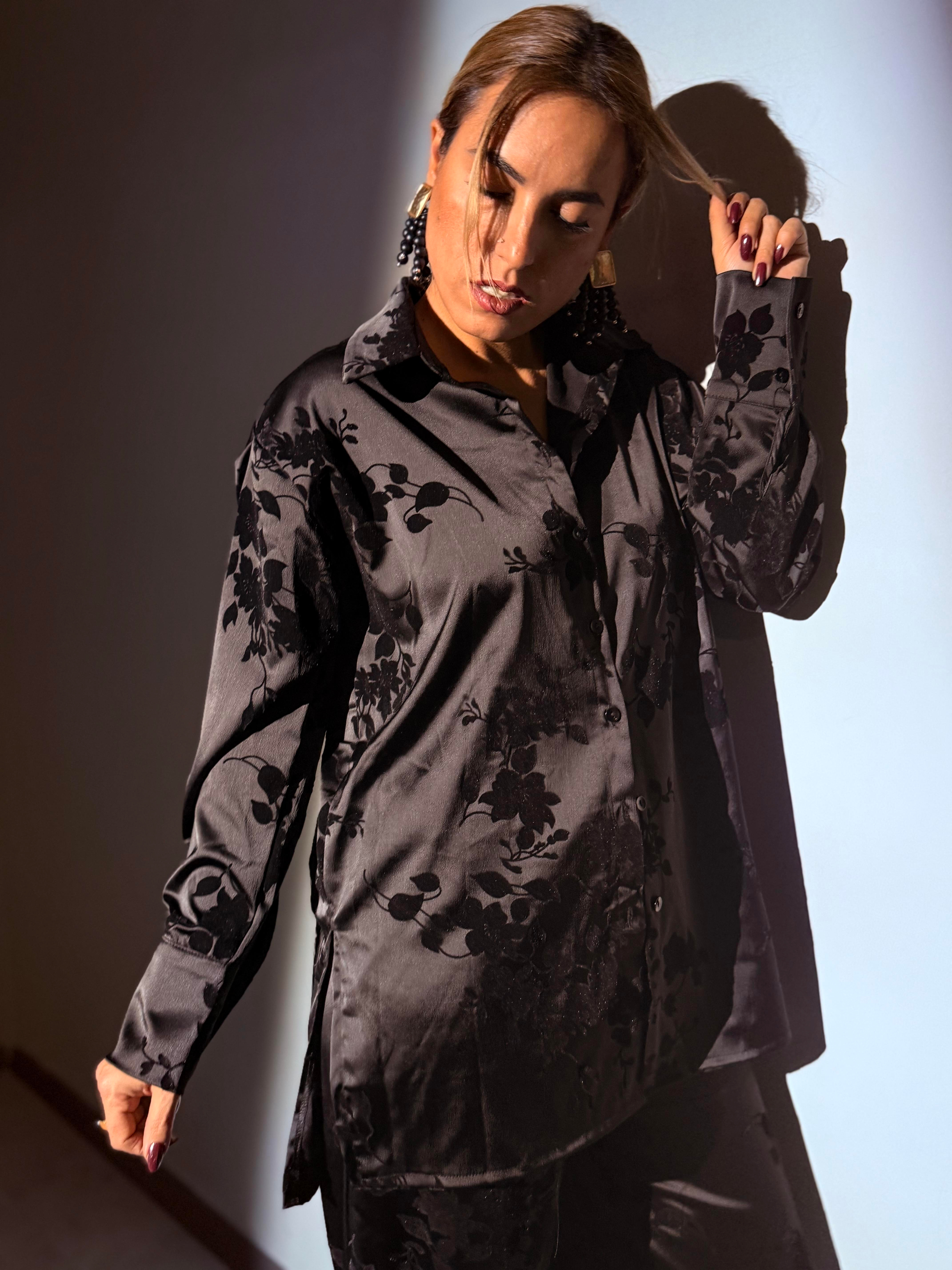 Siyah Saten Kumaş Çiçek Desenli Gömlek