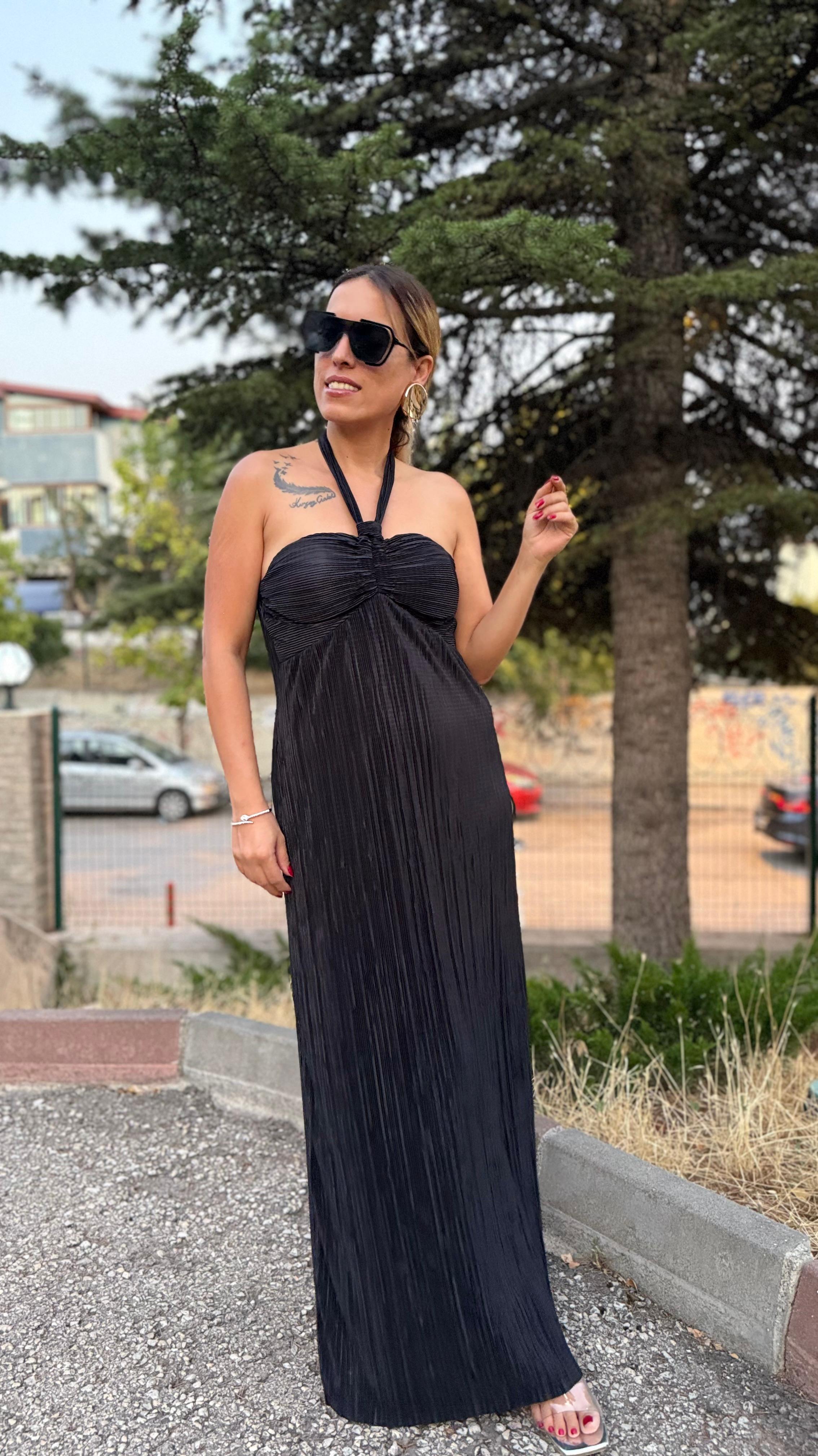 Siyah Saten Pilise Göğüs Kuplu Boyundan Bağlamalı Uzun Elbise