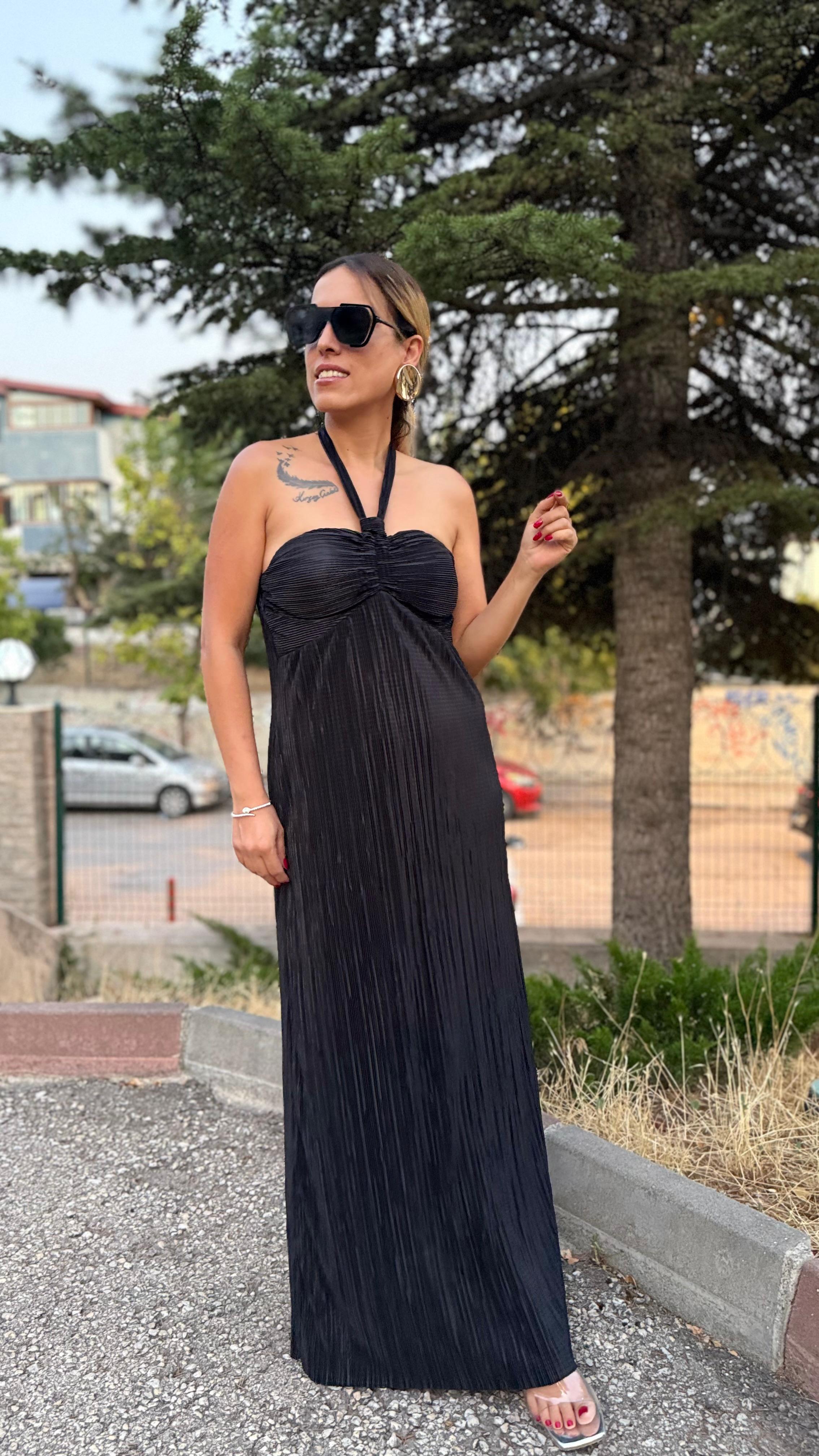 Siyah Saten Pilise Göğüs Kuplu Boyundan Bağlamalı Uzun Elbise