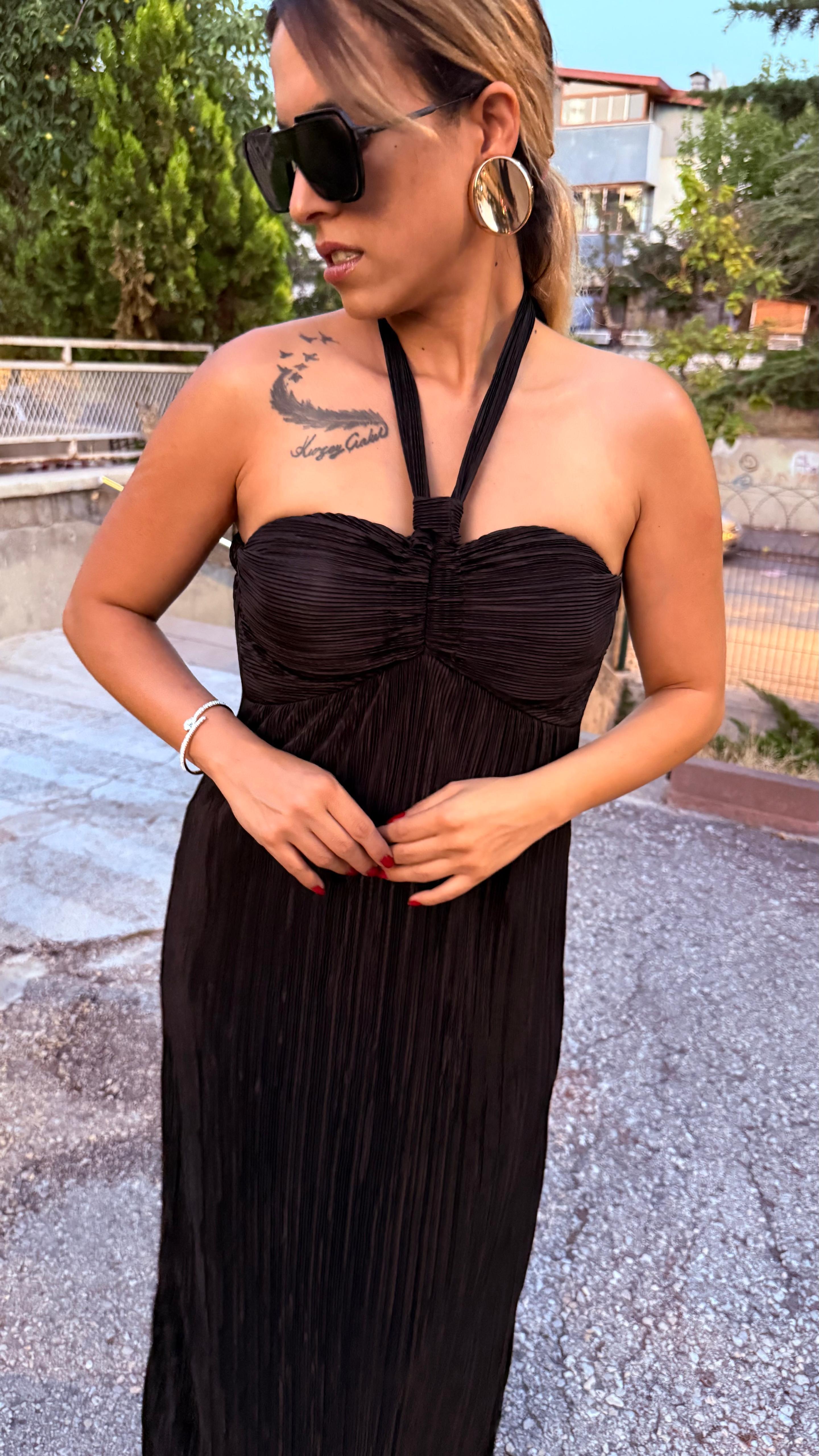 Siyah Saten Pilise Göğüs Kuplu Boyundan Bağlamalı Uzun Elbise