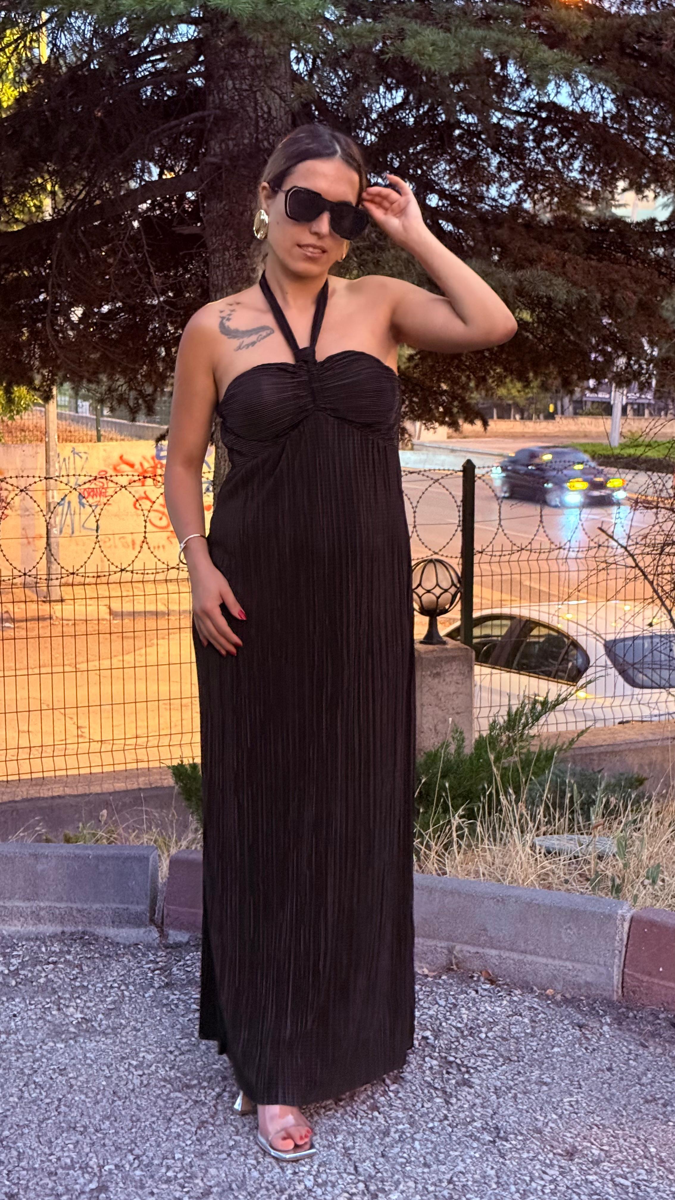 Siyah Saten Pilise Göğüs Kuplu Boyundan Bağlamalı Uzun Elbise