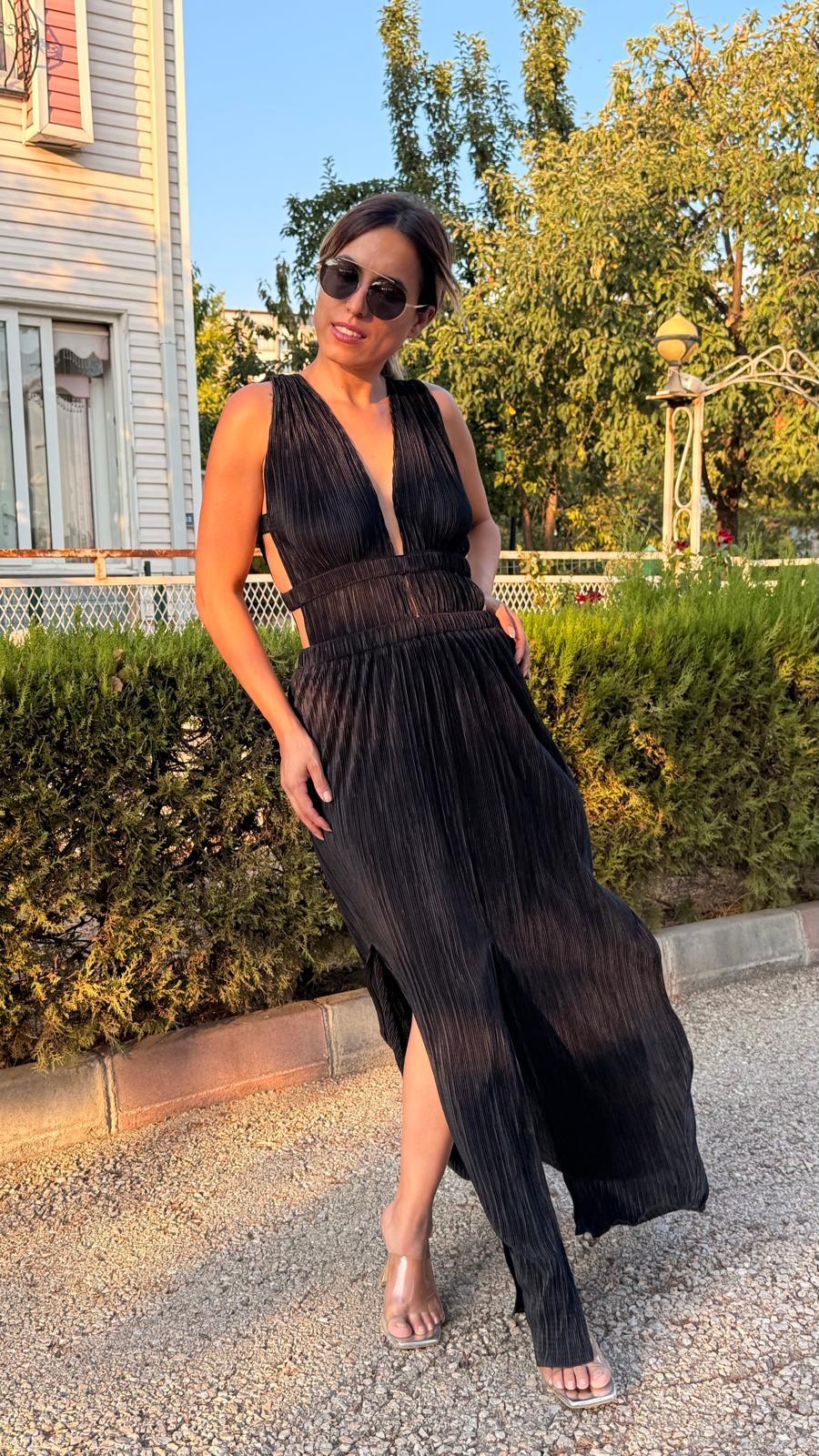 Siyah Saten Pilise Sırt Ve Göğüs Dekolteli Elbise