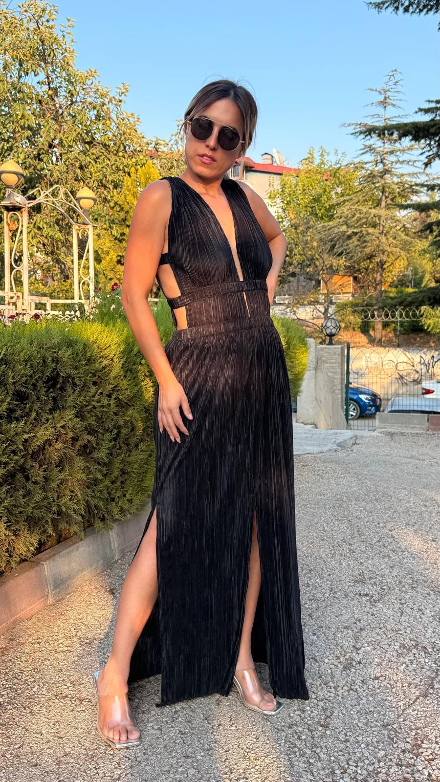 Siyah Saten Pilise Sırt Ve Göğüs Dekolteli Elbise