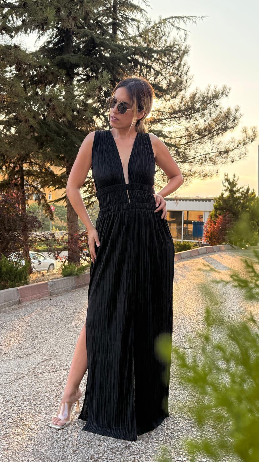 Siyah Saten Pilise Sırt Ve Göğüs Dekolteli Elbise