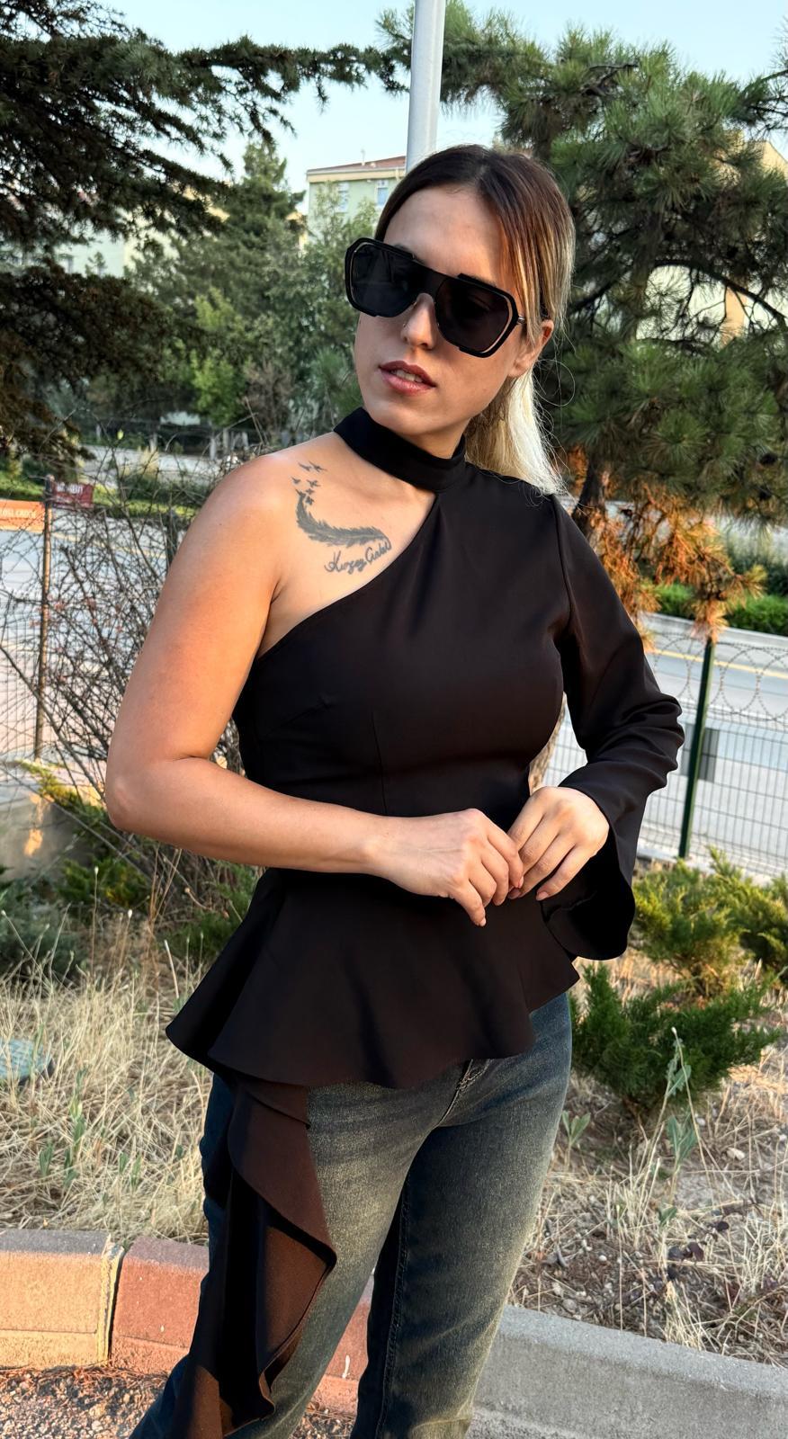 Siyah Tek Omuz Etek Ucu Volanlı Tasarım Bluz