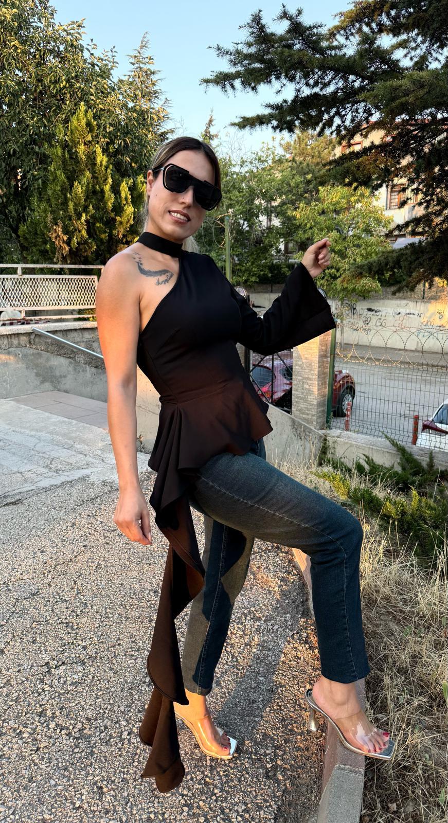 Siyah Tek Omuz Etek Ucu Volanlı Tasarım Bluz