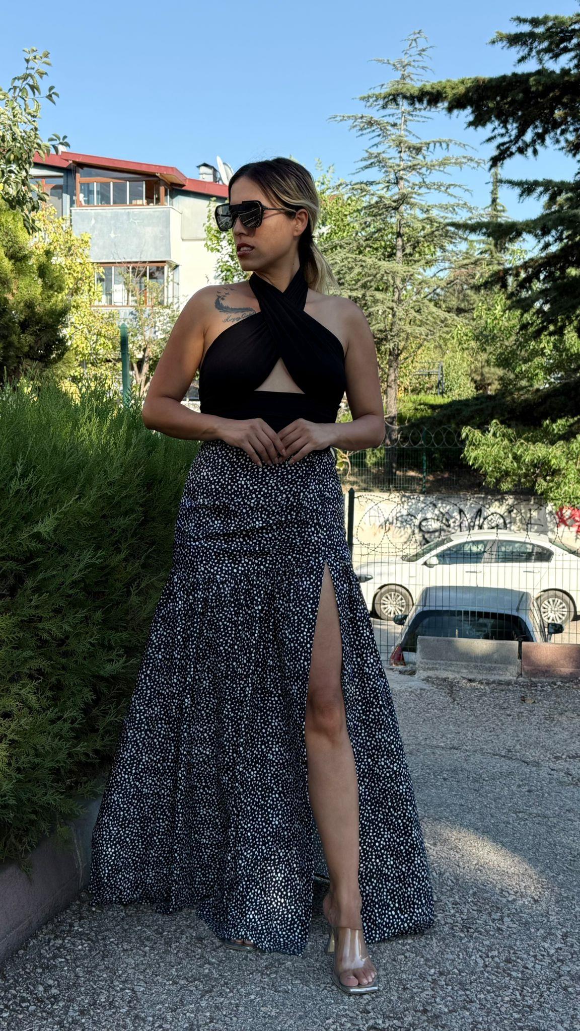 Siyah Üzeri Beyaz Desenli Derin Yırtmaçlı Etek