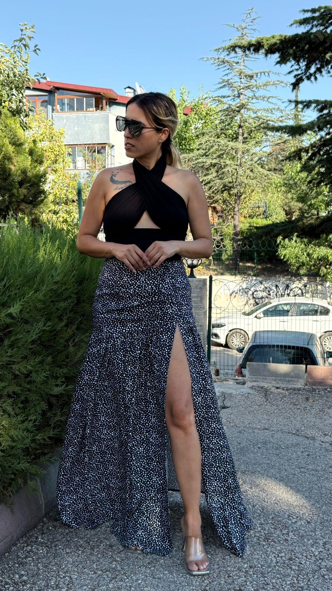 Siyah Üzeri Beyaz Desenli Derin Yırtmaçlı Etek