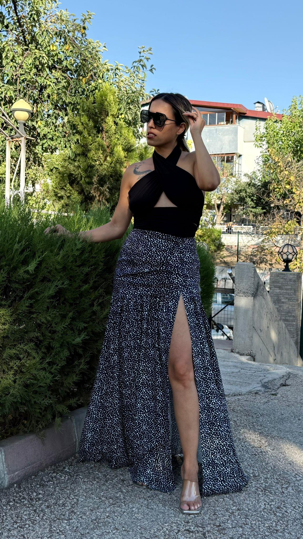 Siyah Üzeri Beyaz Desenli Derin Yırtmaçlı Etek