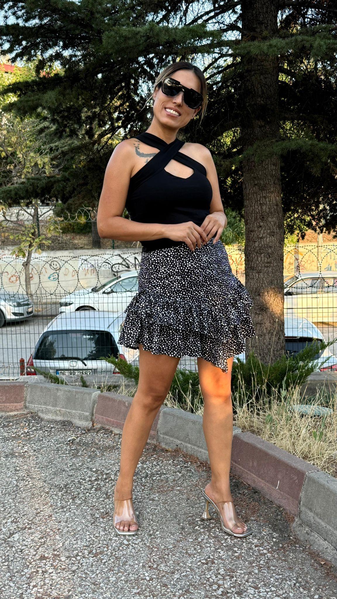 Siyah Üzeri Beyaz Desenli Fırfırlı Mini Etek