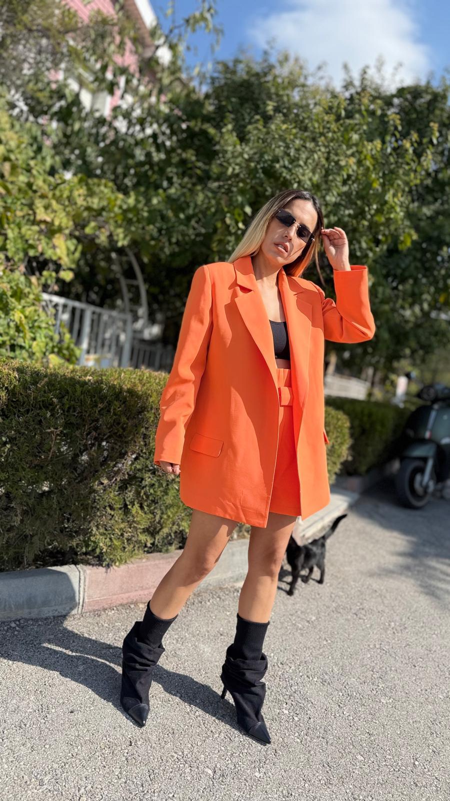 turuncu ceket şort takım