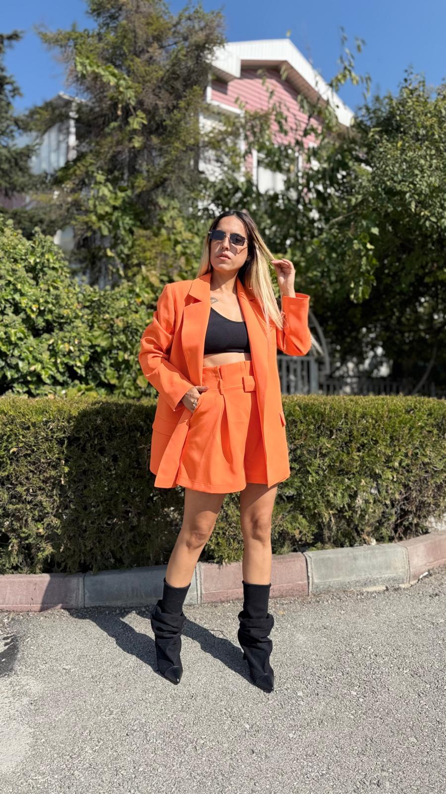 turuncu ceket şort takım